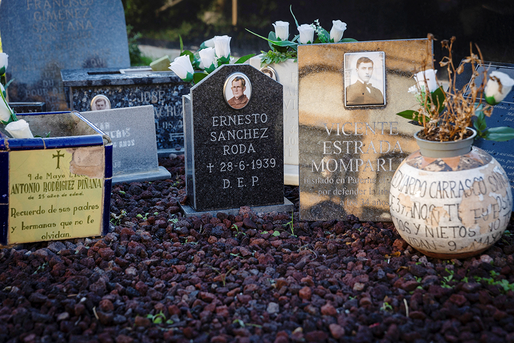 image Franco&#8217;s victims&#8217; families recover remains from mass grave 85 years on