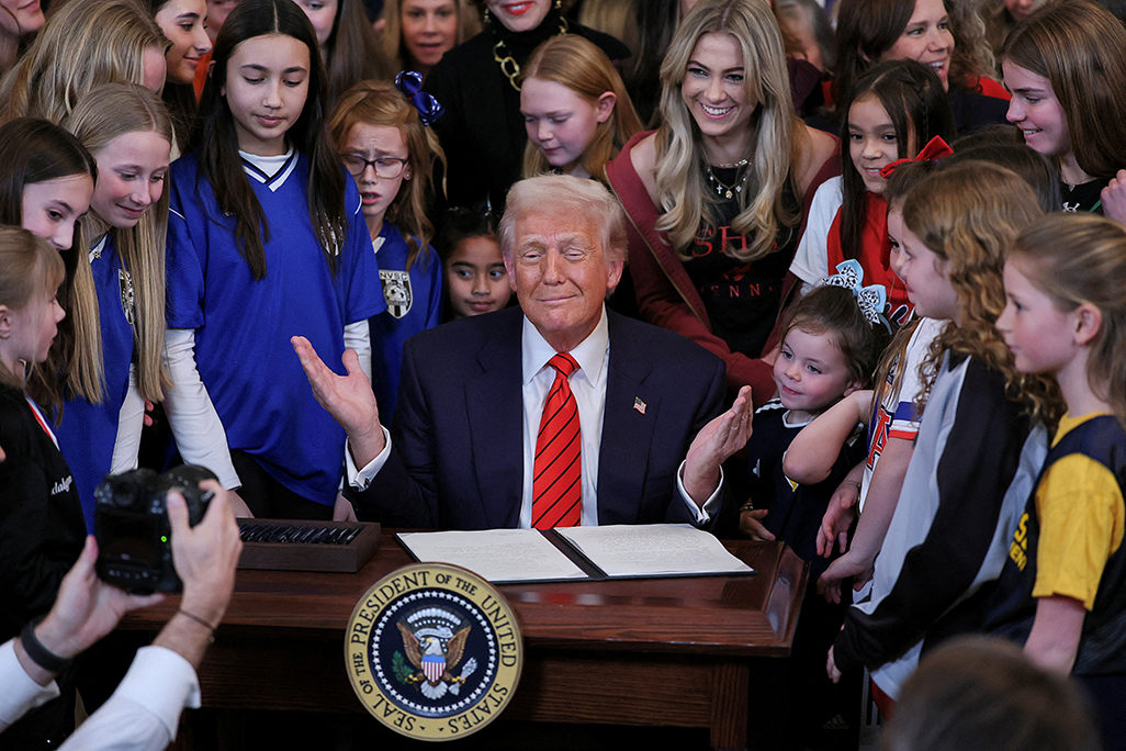 image Trump order seeks to ban transgender women and girls from female sports