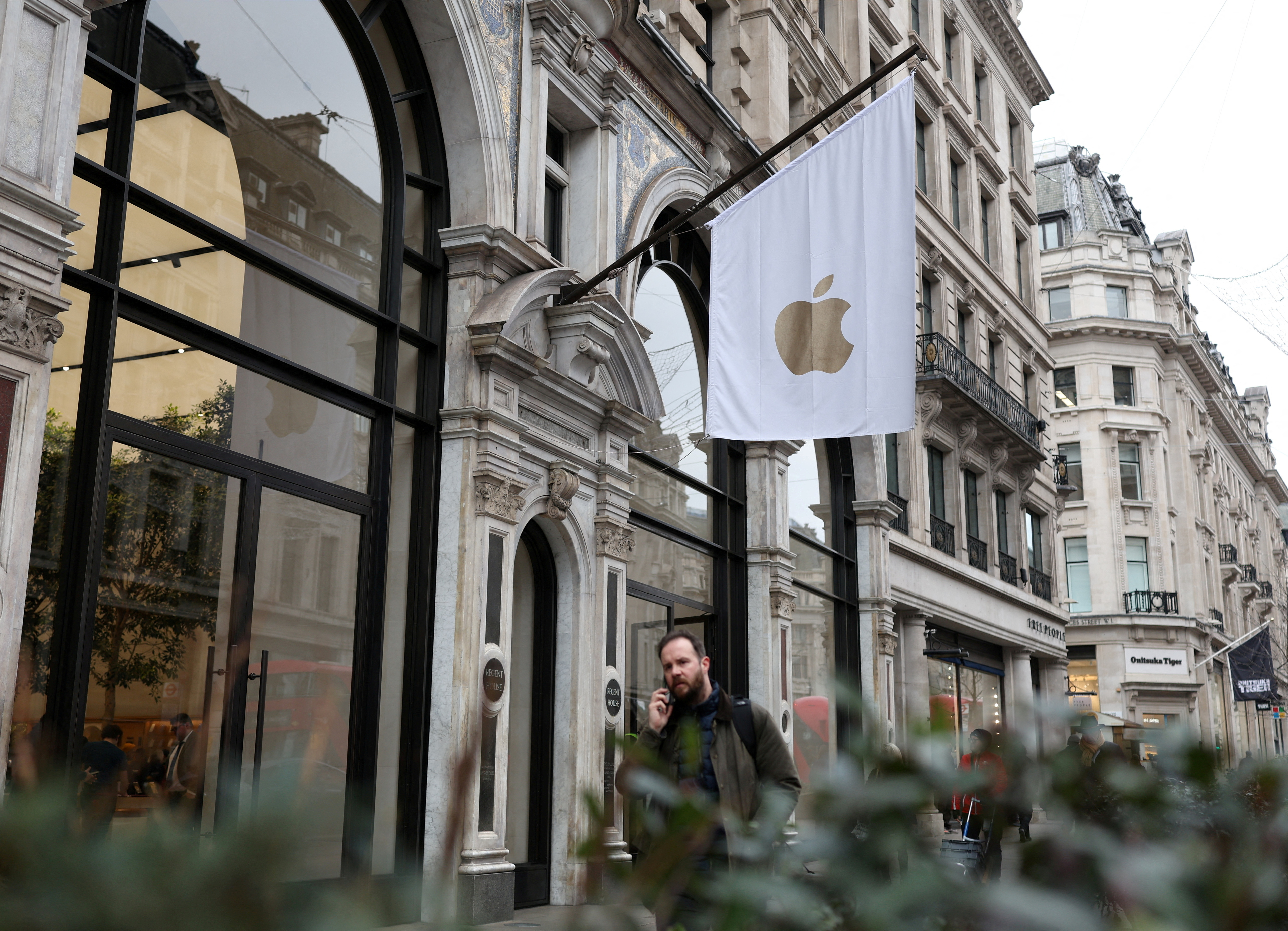image Apple to launch new lower-cost iPhone to capture a broader market
