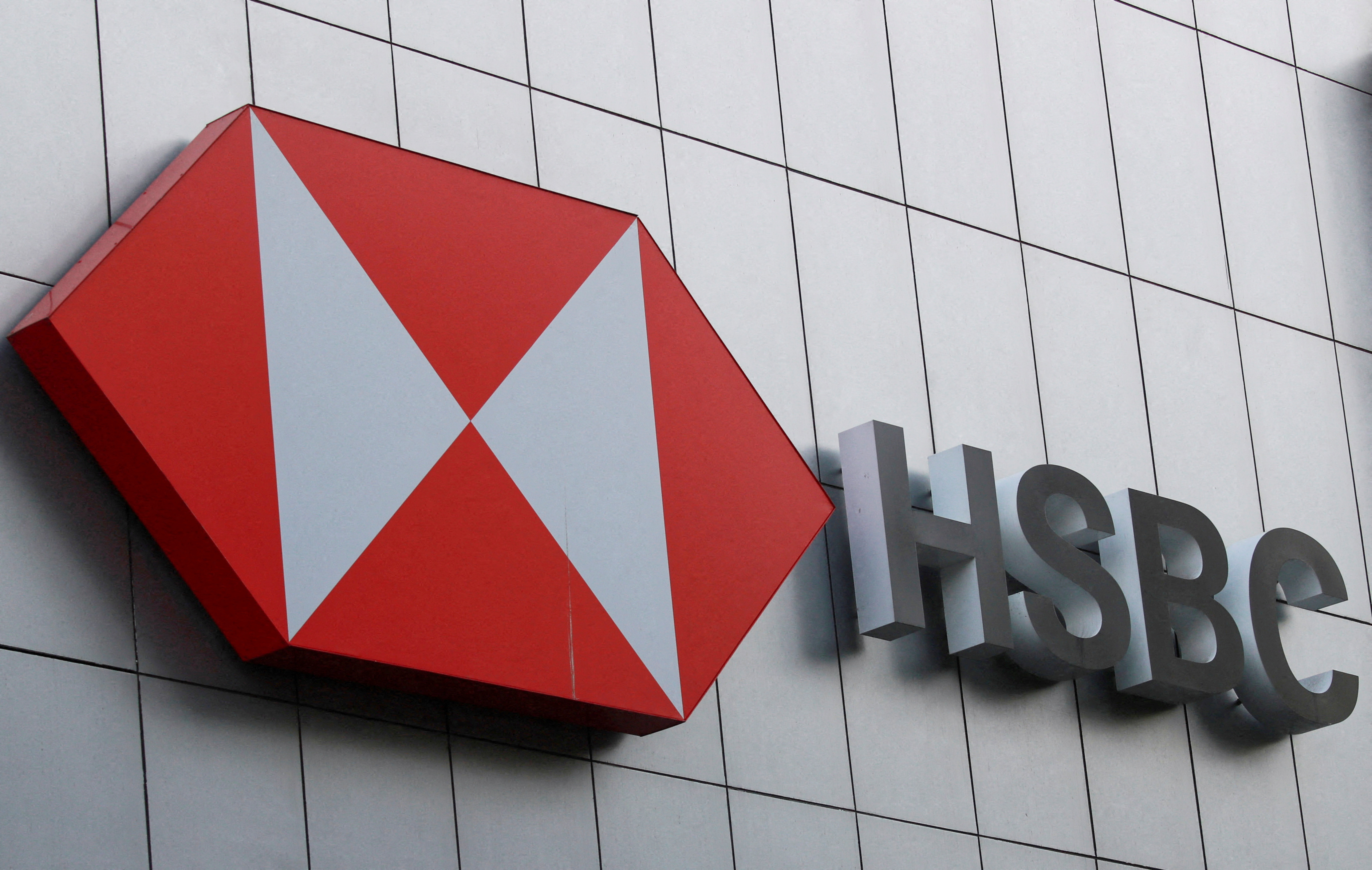 image HSBC bonus pool flat in 2024 amid cost-cut drive; headcount falls 3 per cent