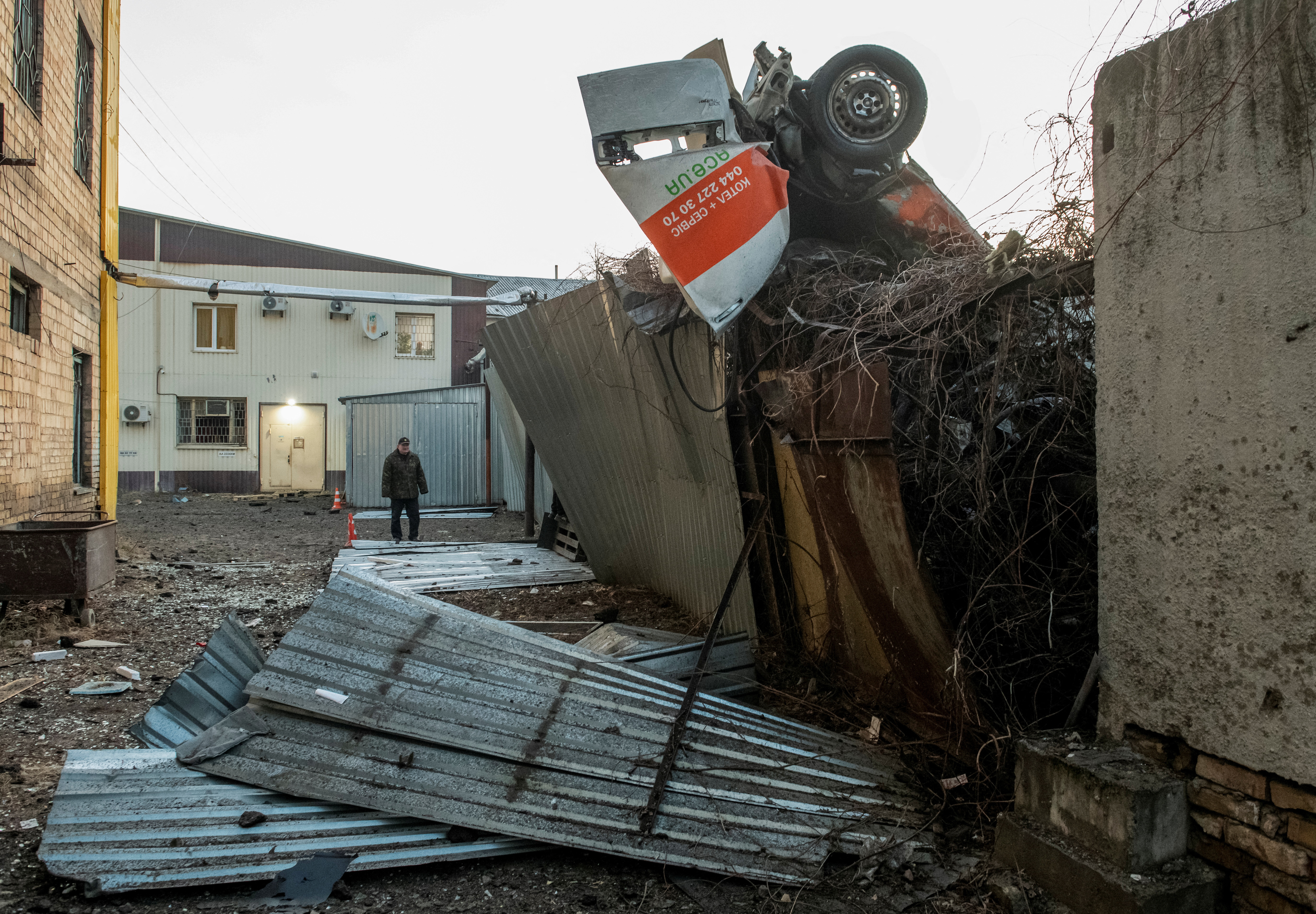 image Russian missile attack on Kyiv kills one, sparks fires, Ukraine says