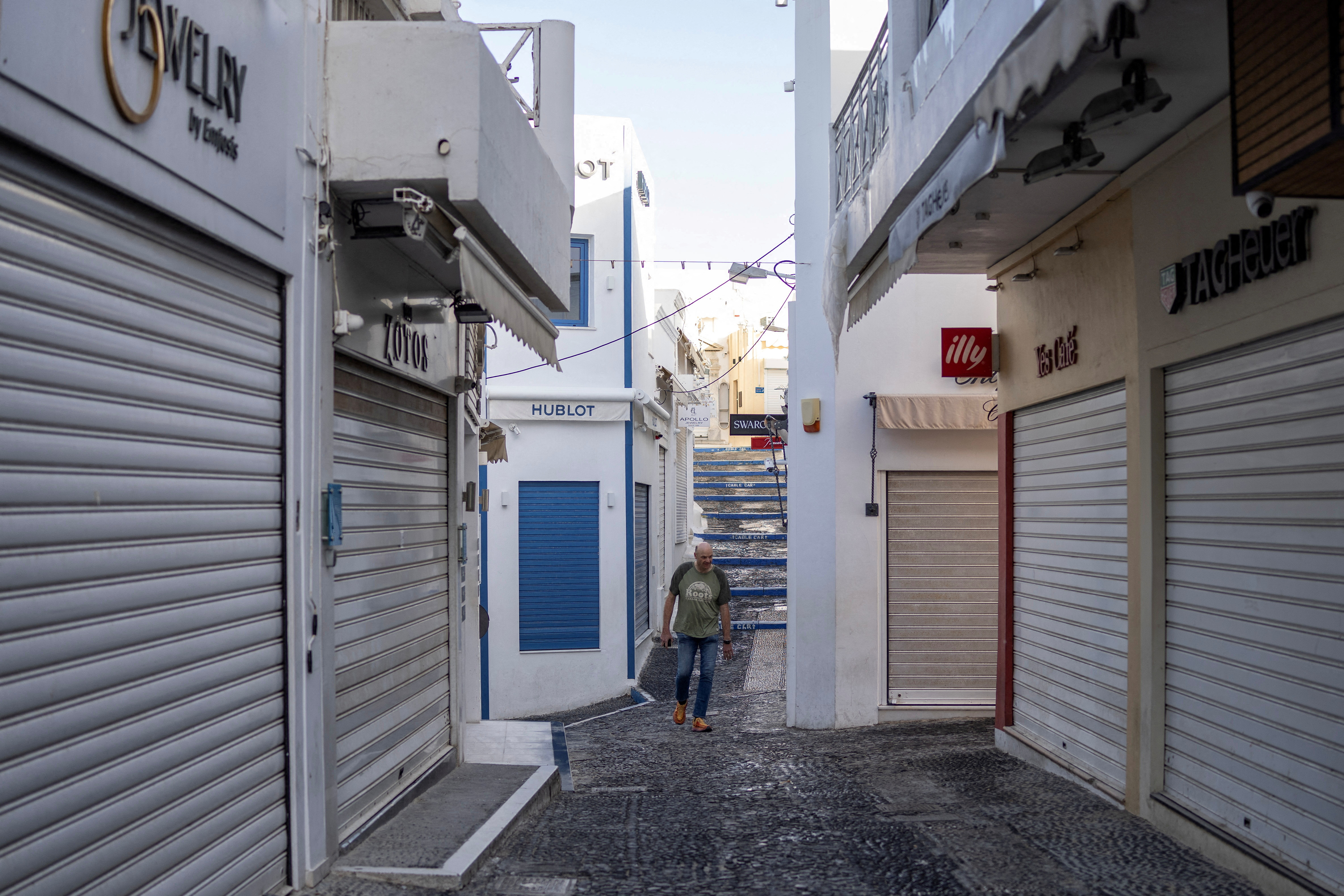 image Hundreds flee Santorini as quakes continue to disrupt life