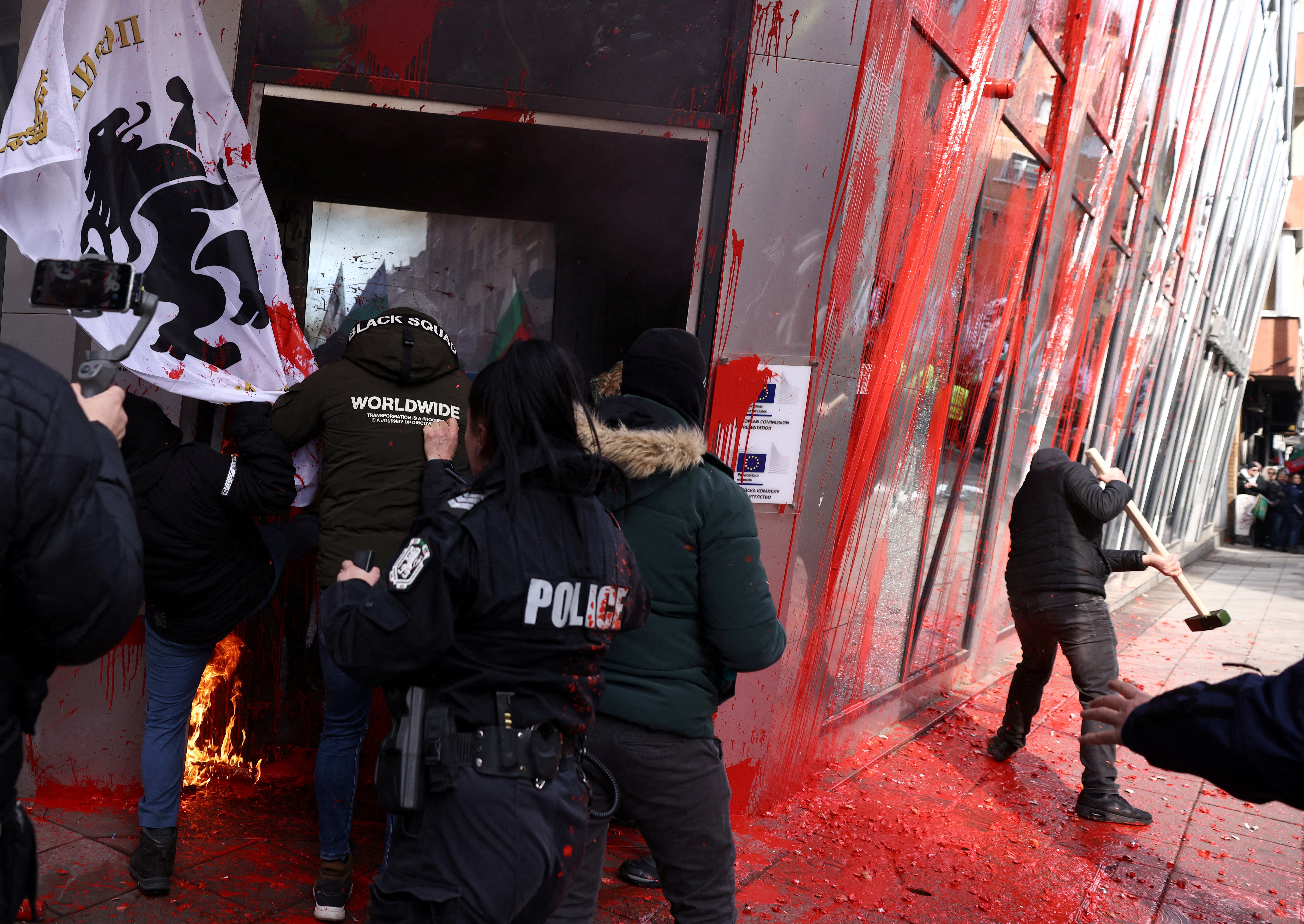 image Bulgaria’s anti-euro protesters try to storm EU mission building