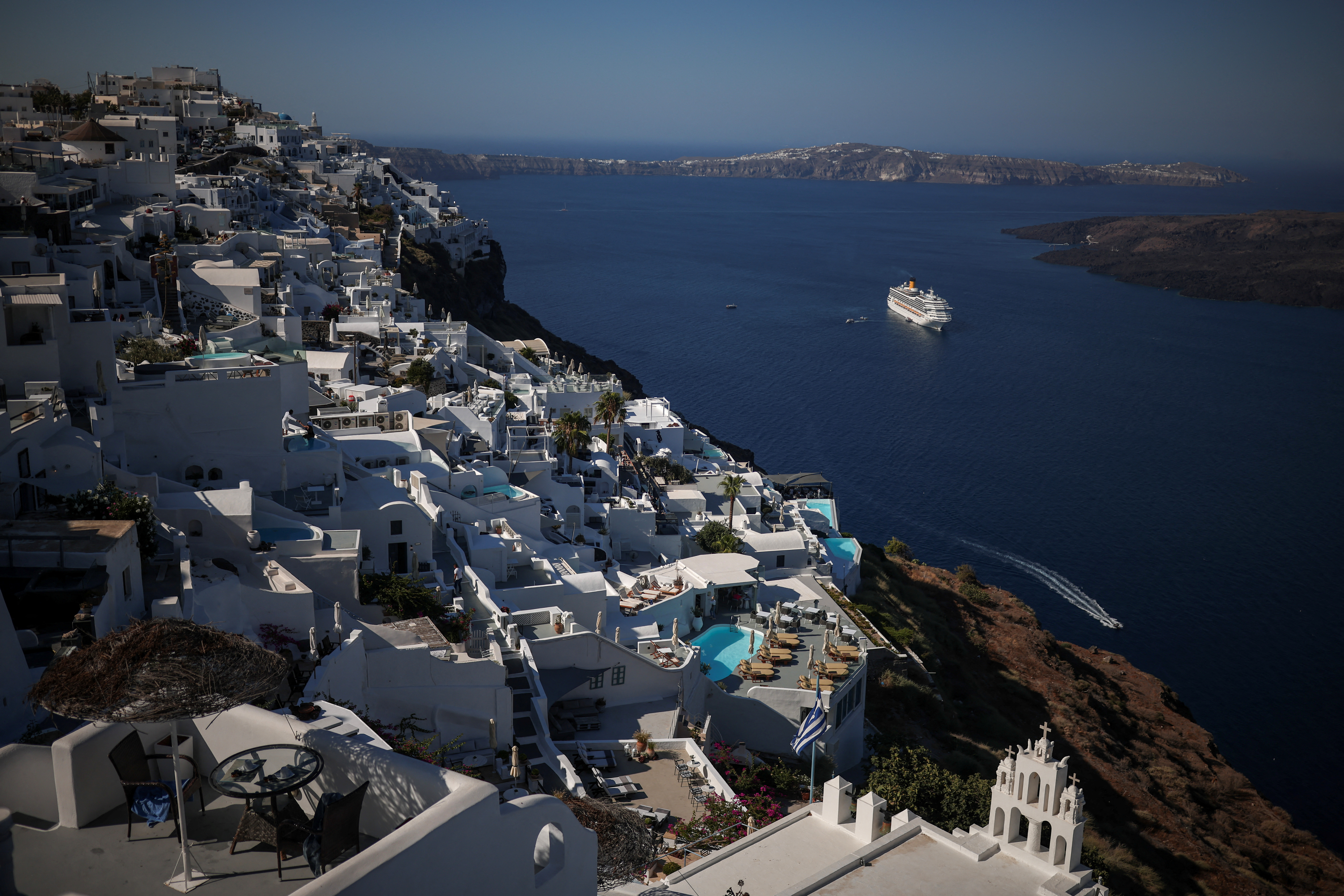 image Schools shut, more flights scheduled as quakes constantly shake Santorini