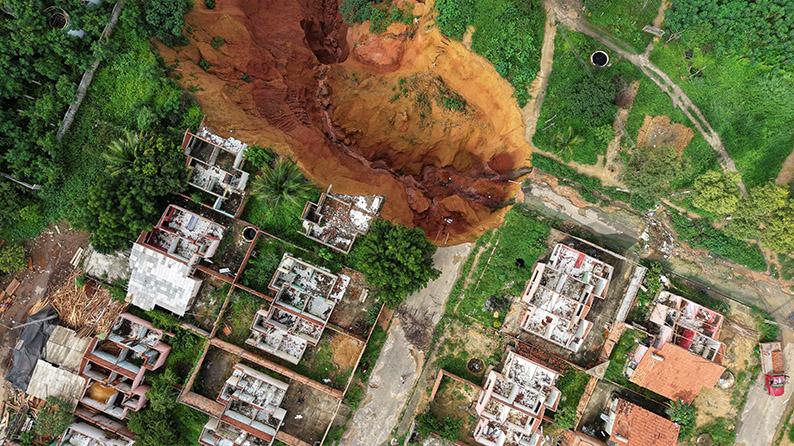 image Massive sinkholes put hundreds in Amazonian town at risk