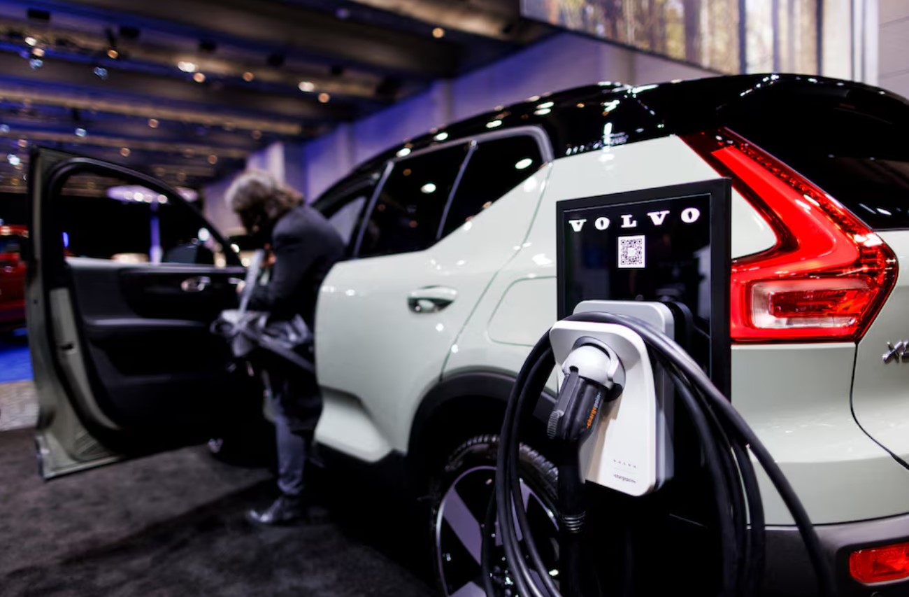 image Volvo Cars braces for turbulent 2025 after fourth-quarter profit falls