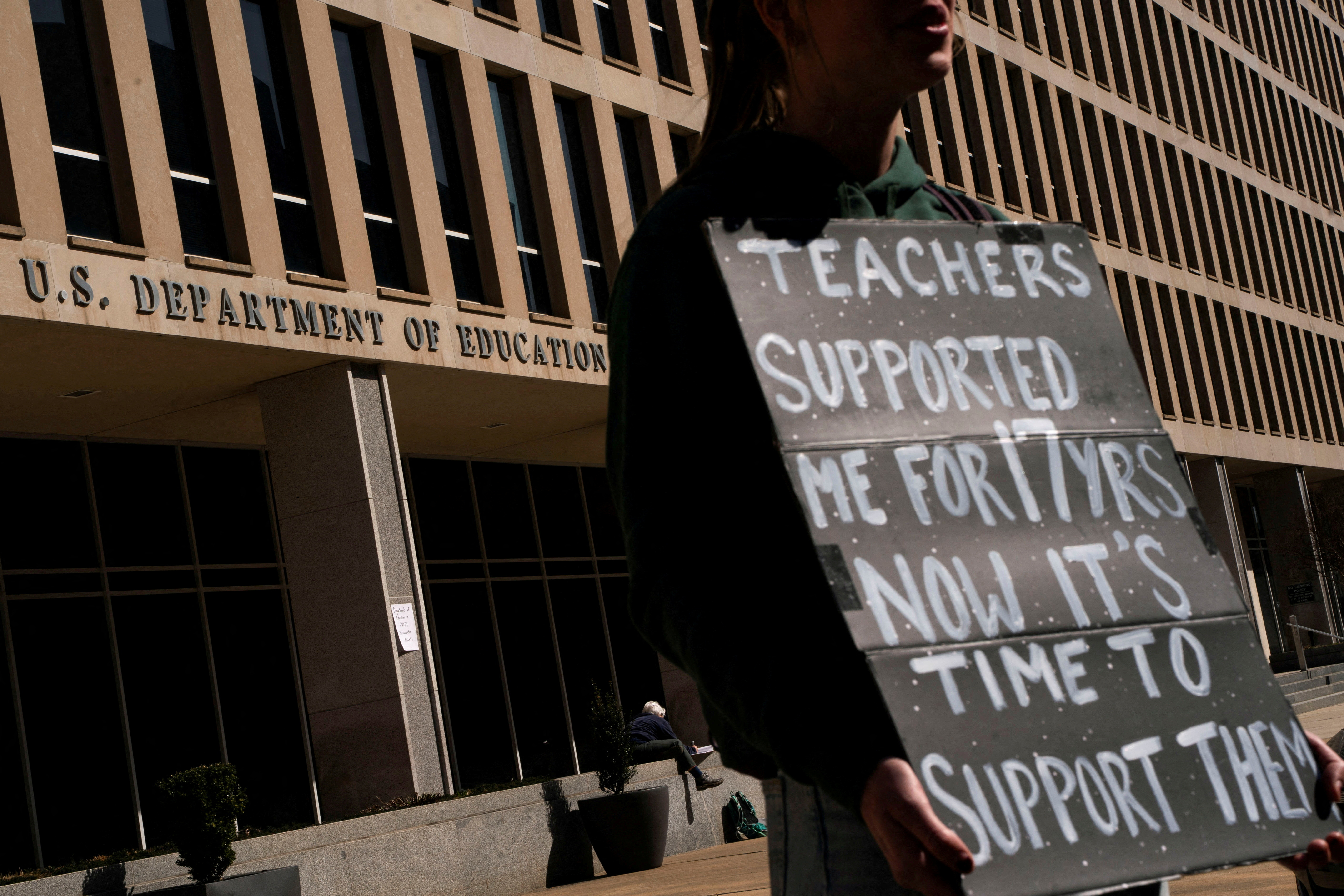 image Trump to sign order to shut down Department of Education, White House says