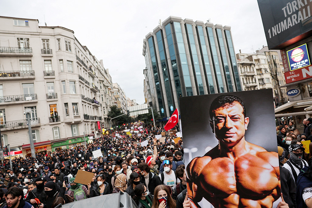 image Turkey detains nearly 1,900 in protests over jailed mayor, rejects international criticism