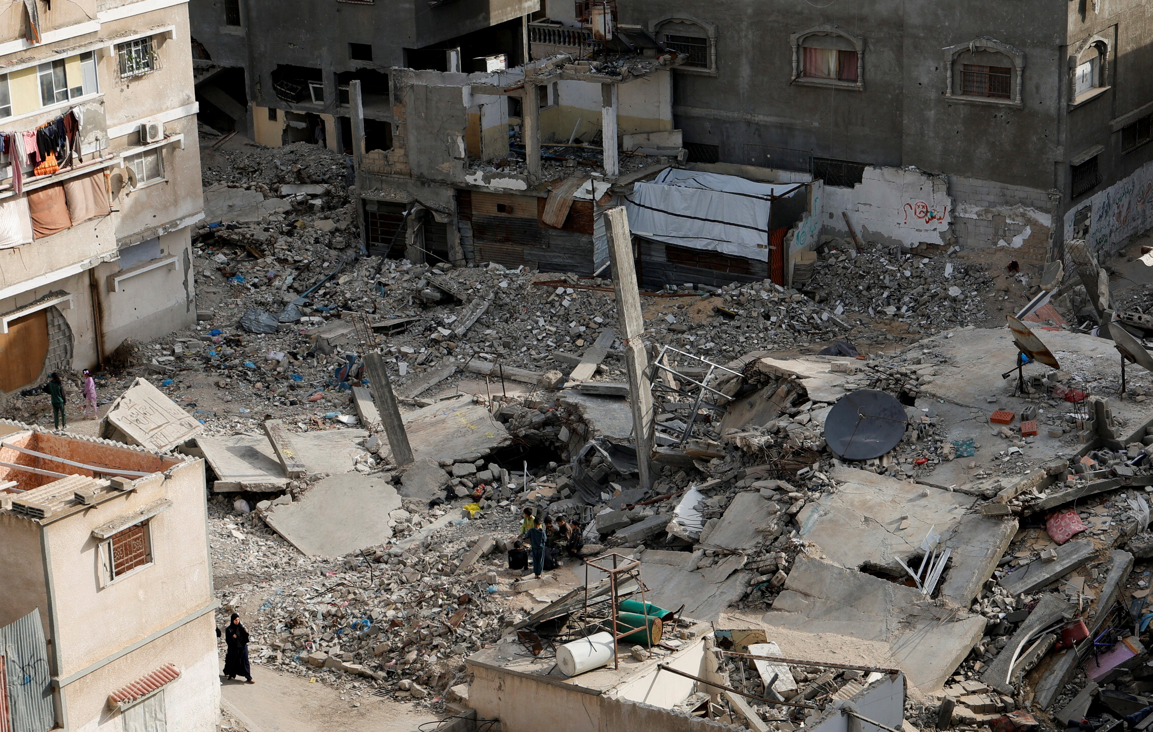 image Red Cross gravely concerned for nine missing medics in Gaza