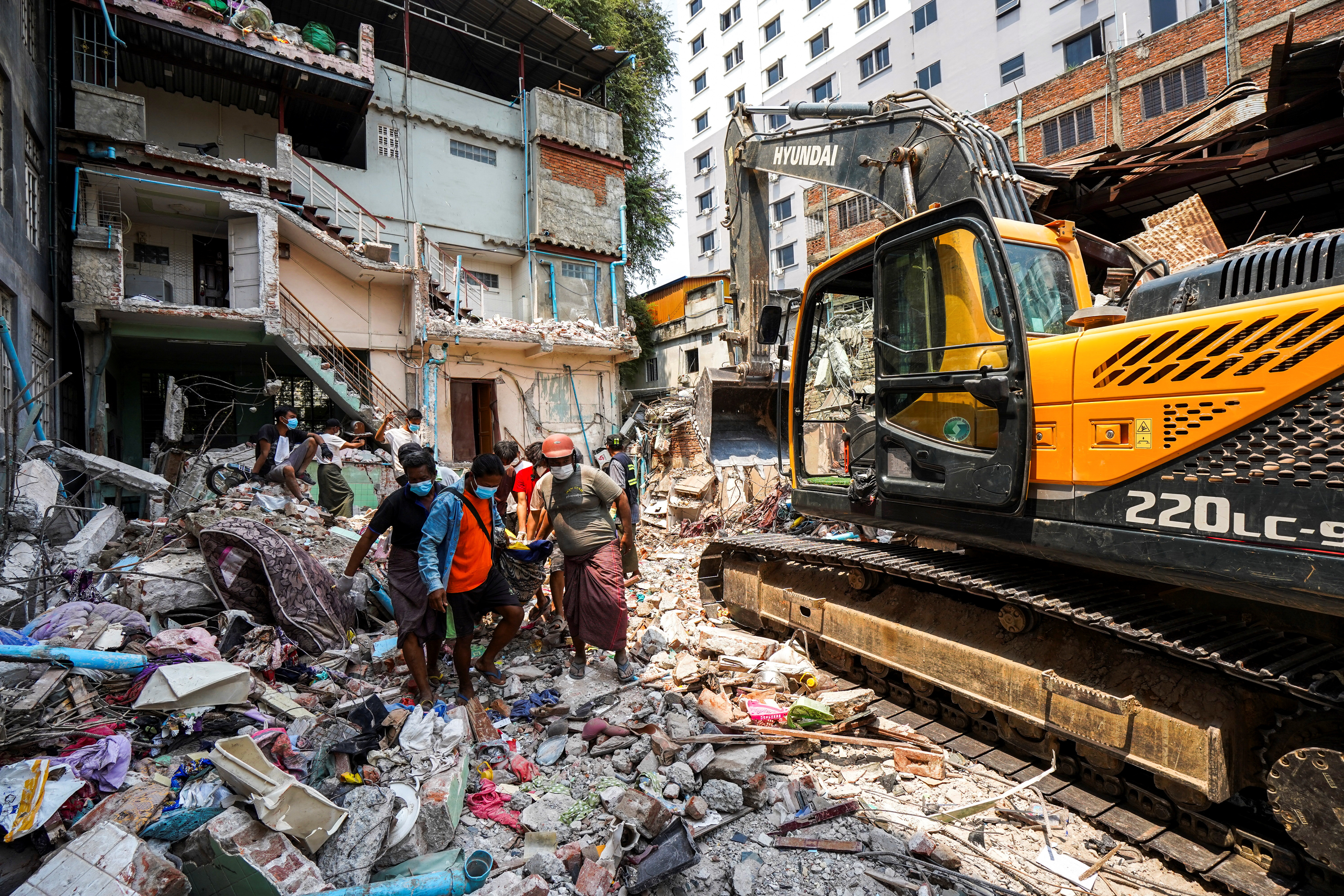 image Myanmar quake death toll hits 1,700 as aid scramble intensifies