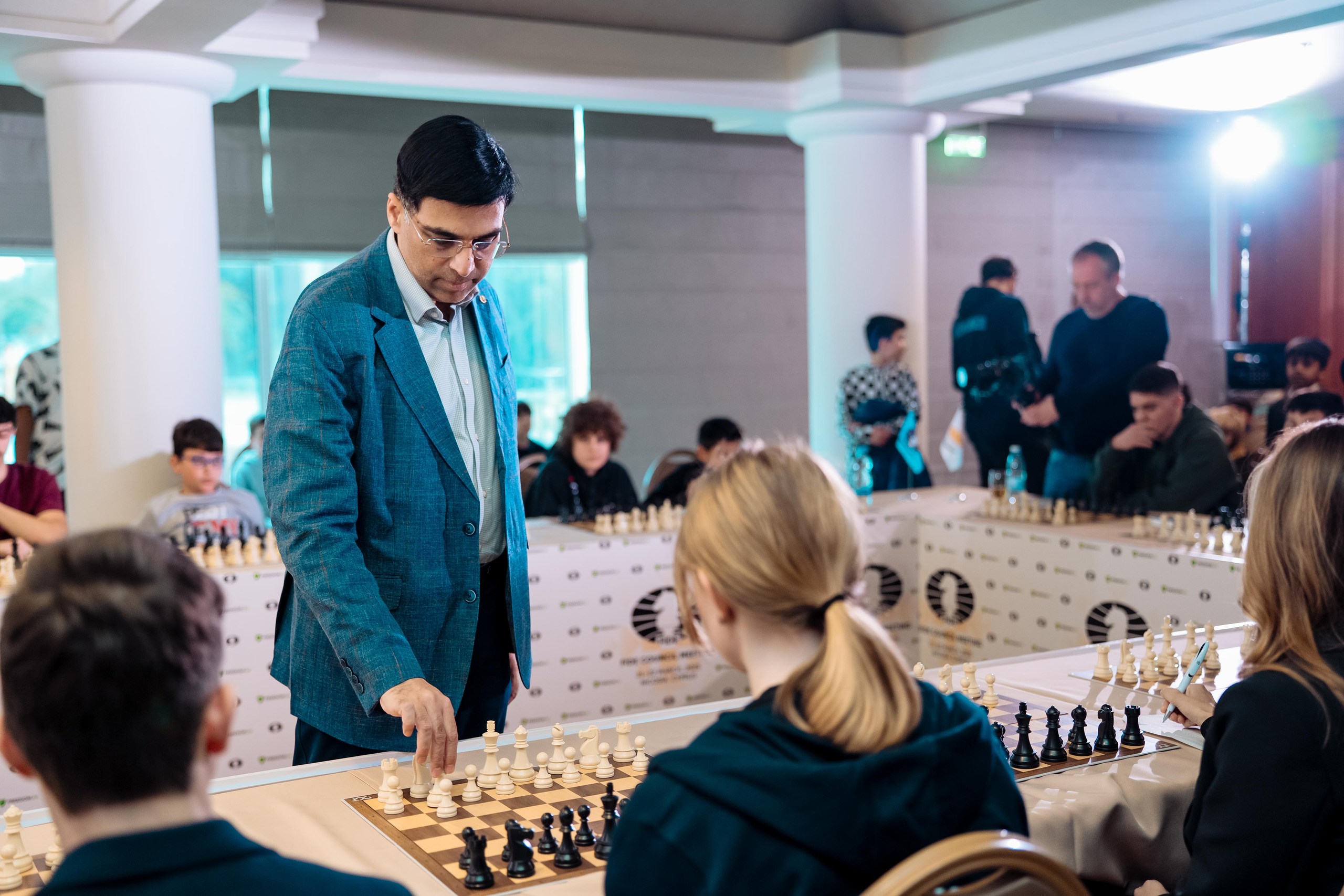 image Chess grandmaster plays 19 youngsters at same time, one holds him to a draw