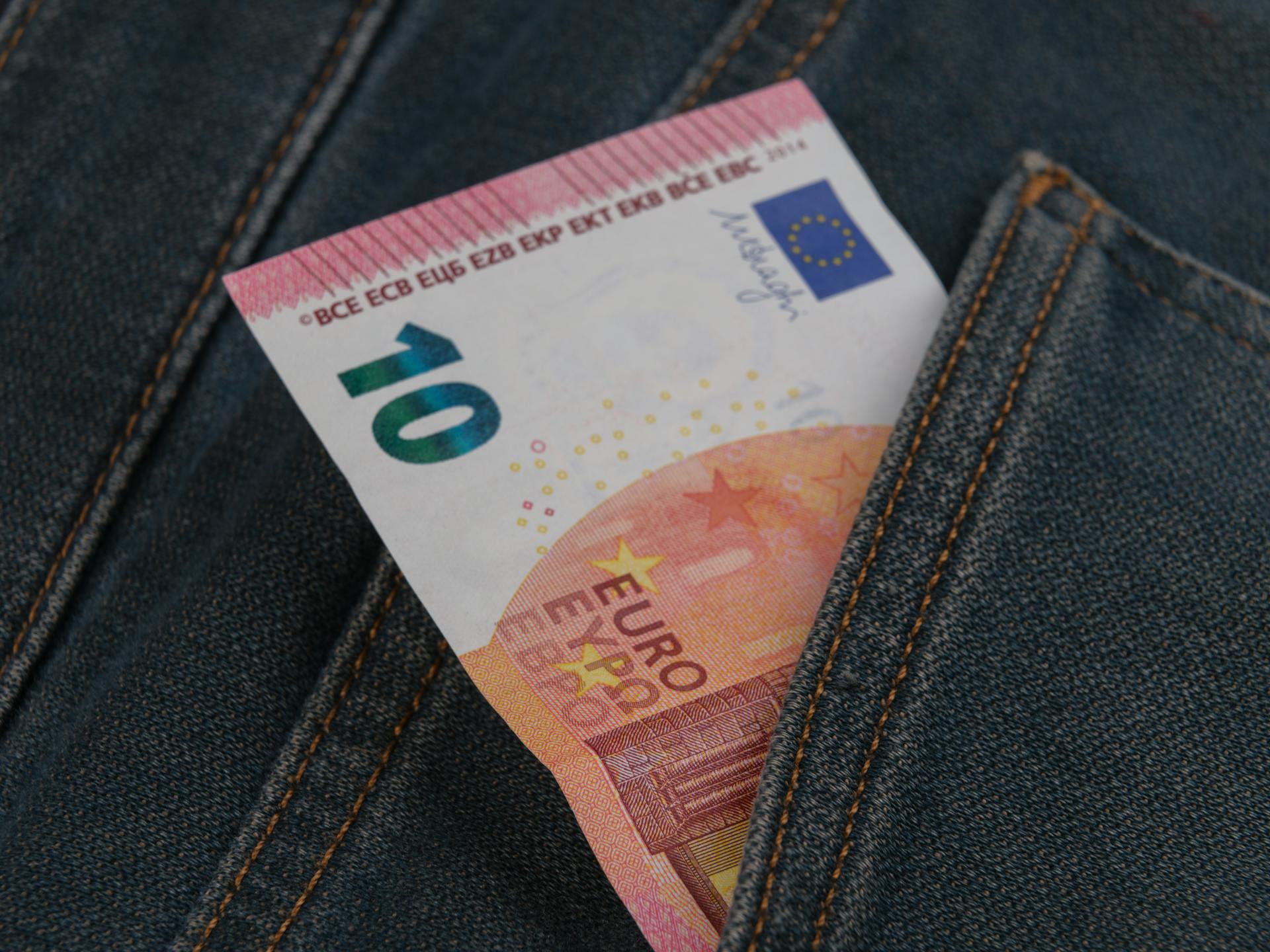 cover Cyprus average wage hits €2,813 in fourth quarter of 2024
