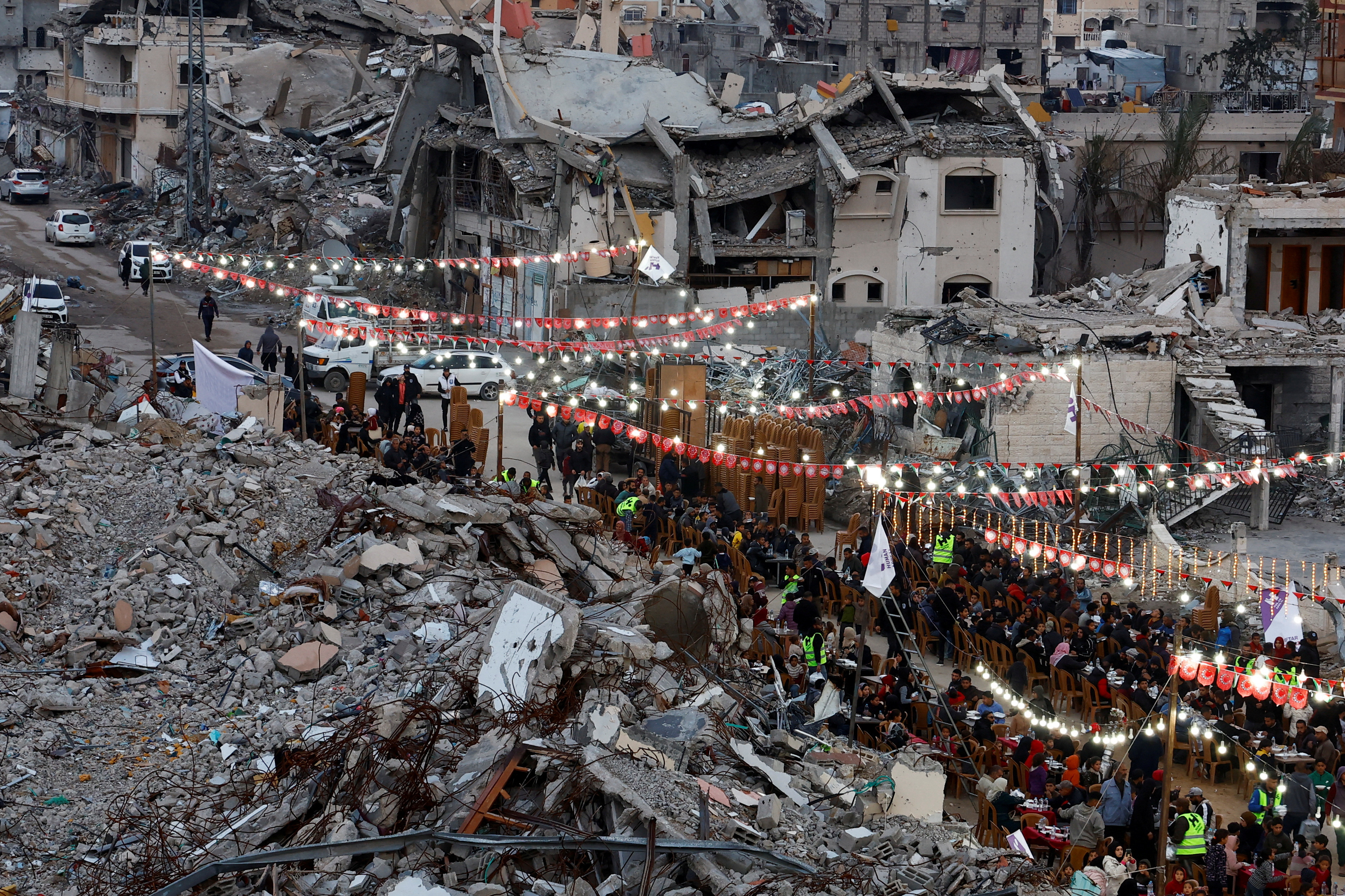 image Israel blocks aid into Gaza as ceasefire standoff escalates
