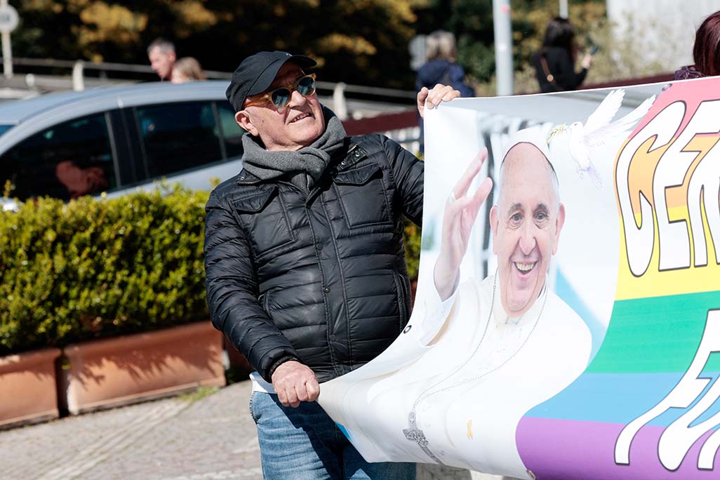image Pope Francis faces long, fraught fight for recovery, doctors say