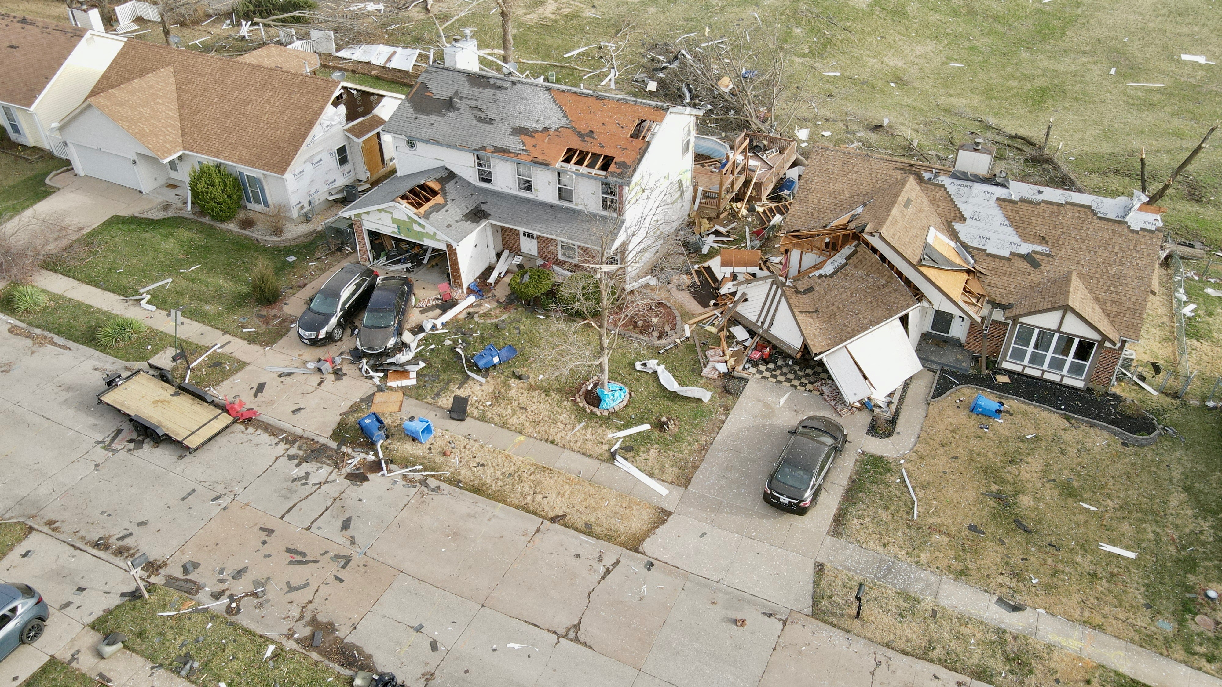image Tornadoes strike US South, killing 33 people amid rising risk, CNN says