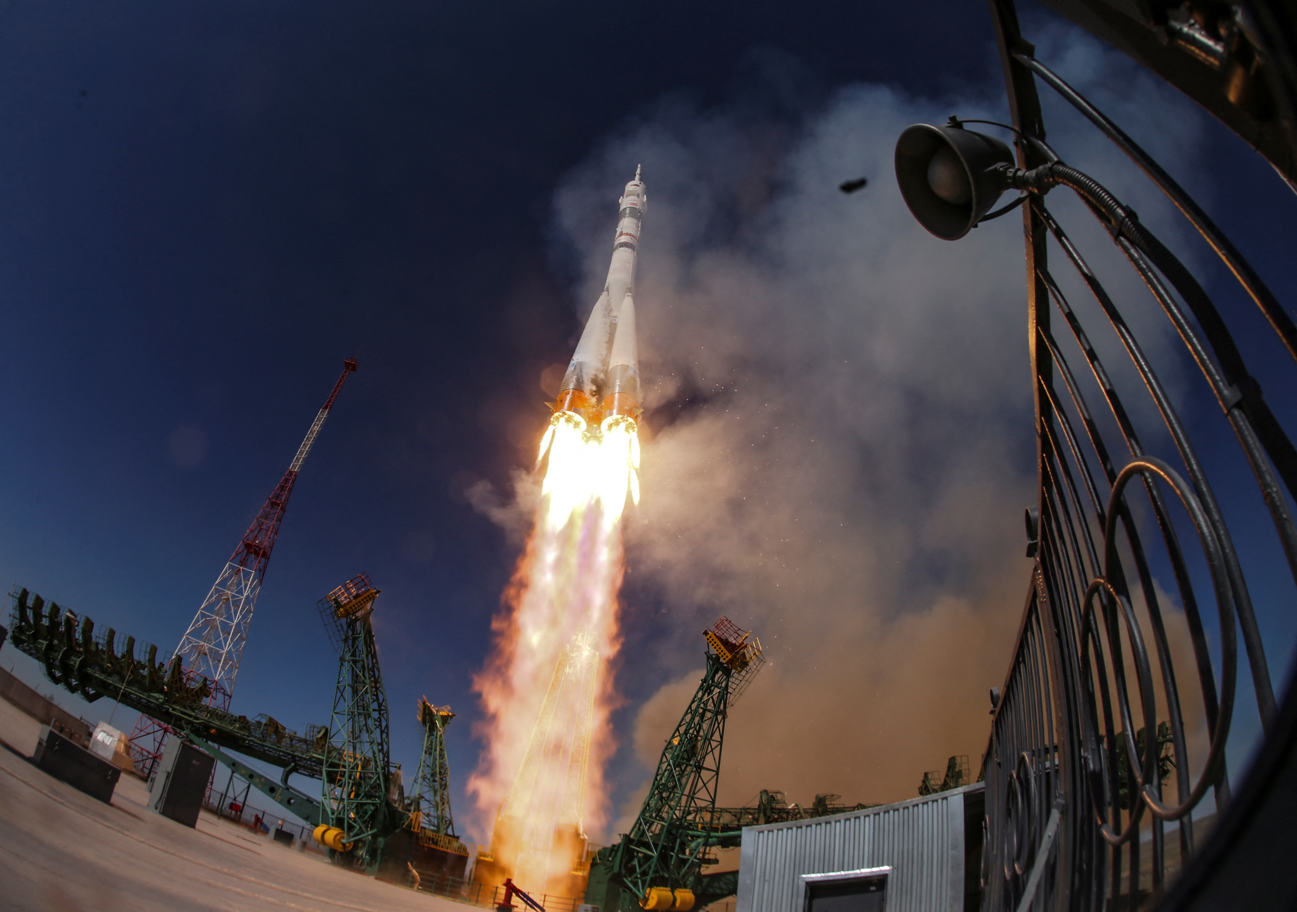 image Russia takes an American astronaut to the space station