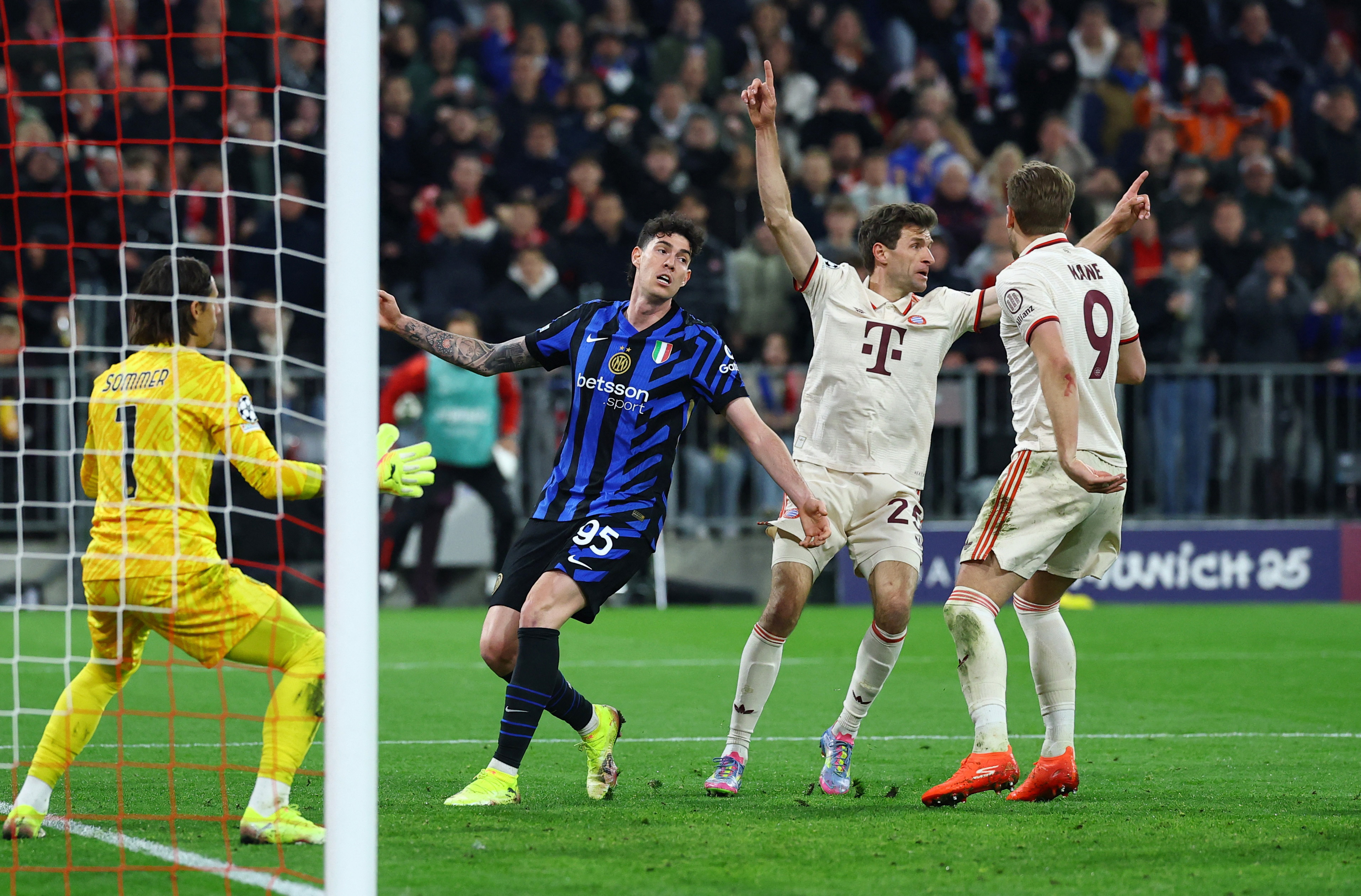 image With backs against the wall, Real Madrid and Bayern Munich bet on history