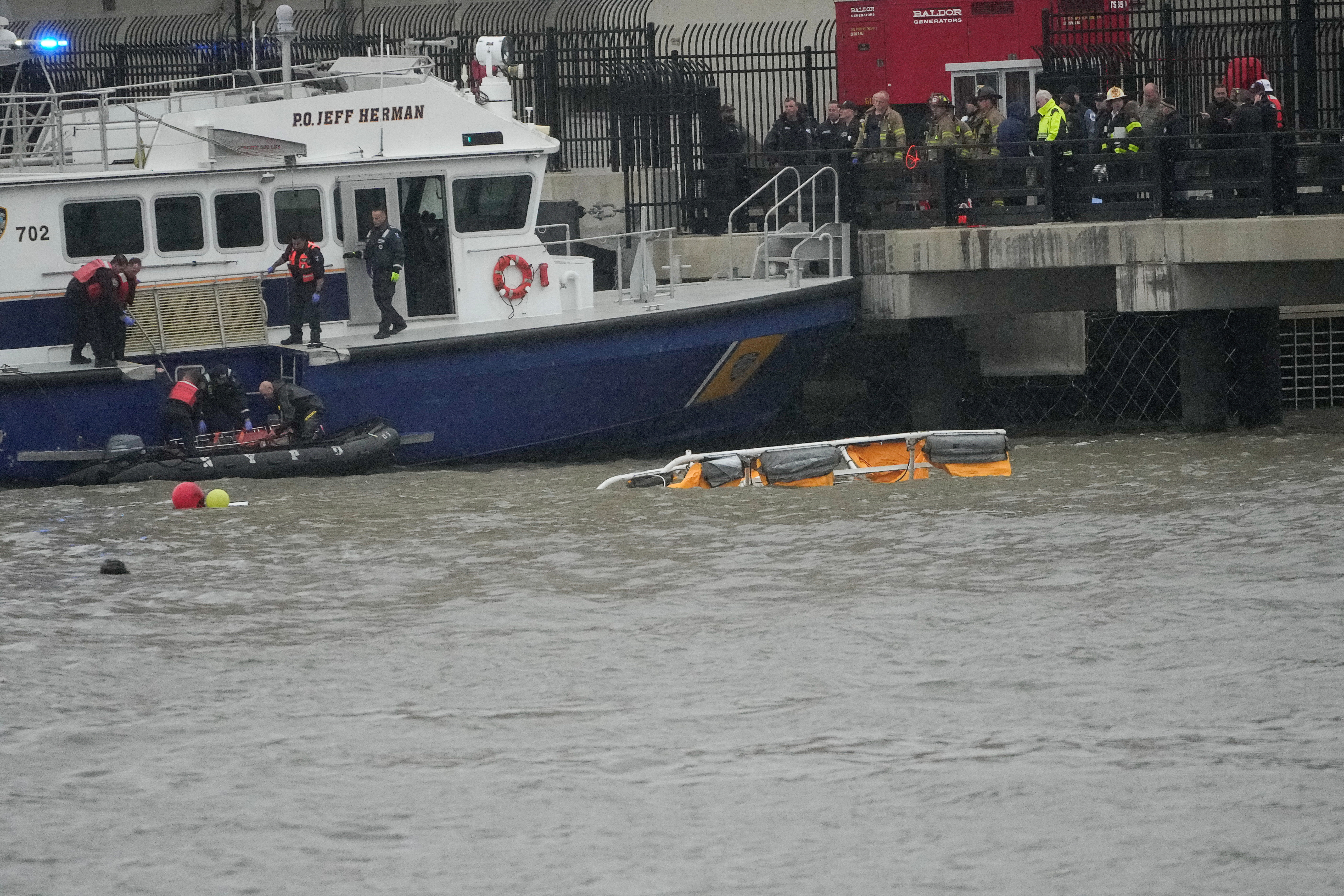 image Tourist helicopter crashes into New York&#8217;s Hudson River, killing all six aboard