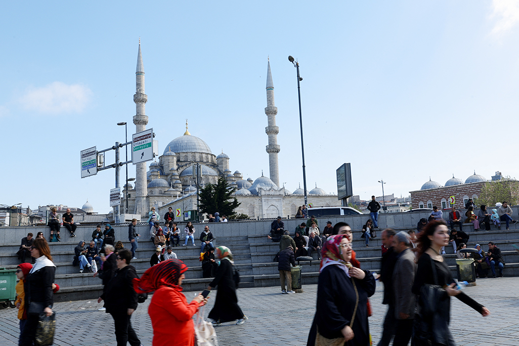 image Powerful earthquake shakes Istanbul, dozens hurt jumping from buildings