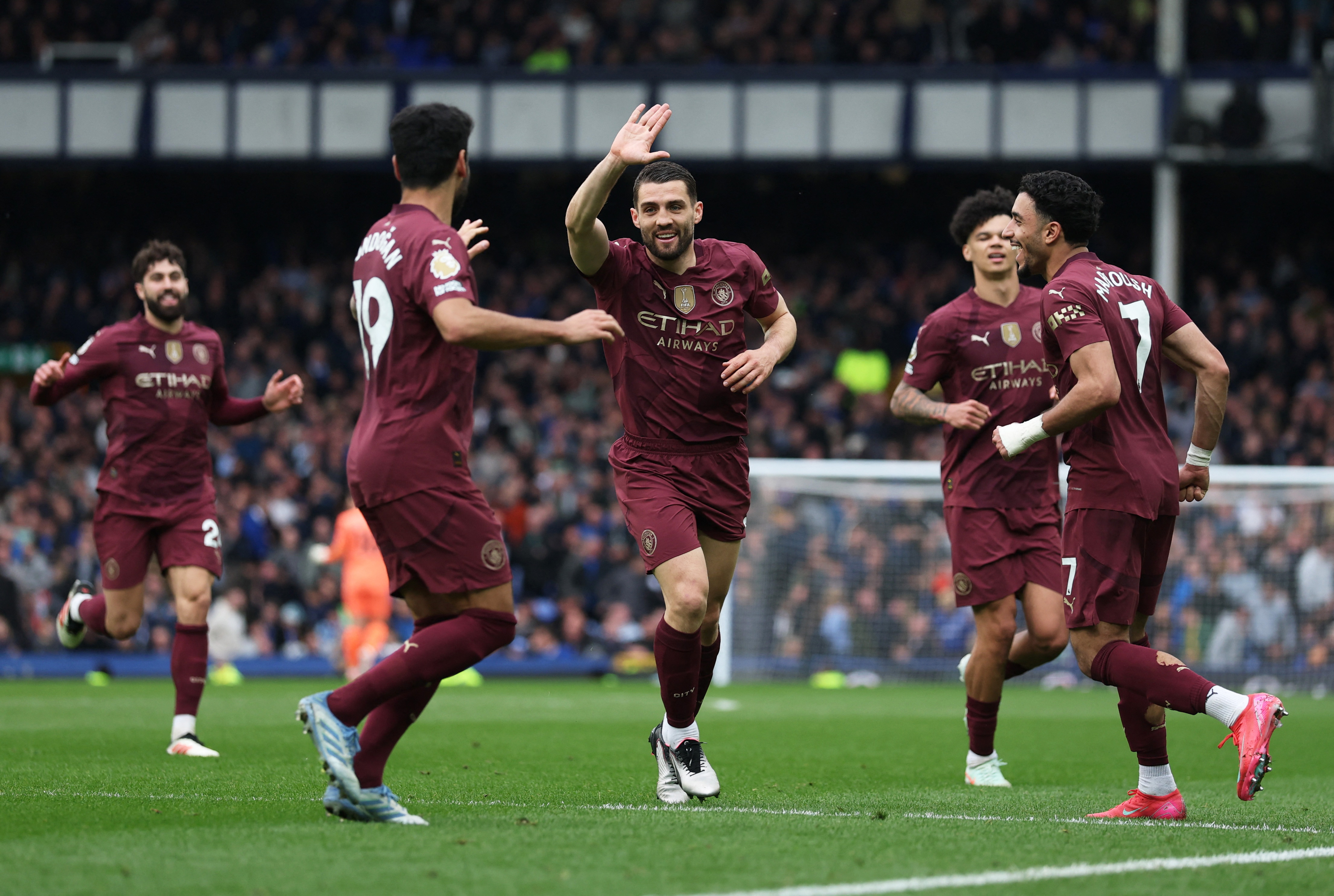 image Manchester City strike late for 2-0 victory at Everton, Bournemouth held to draw