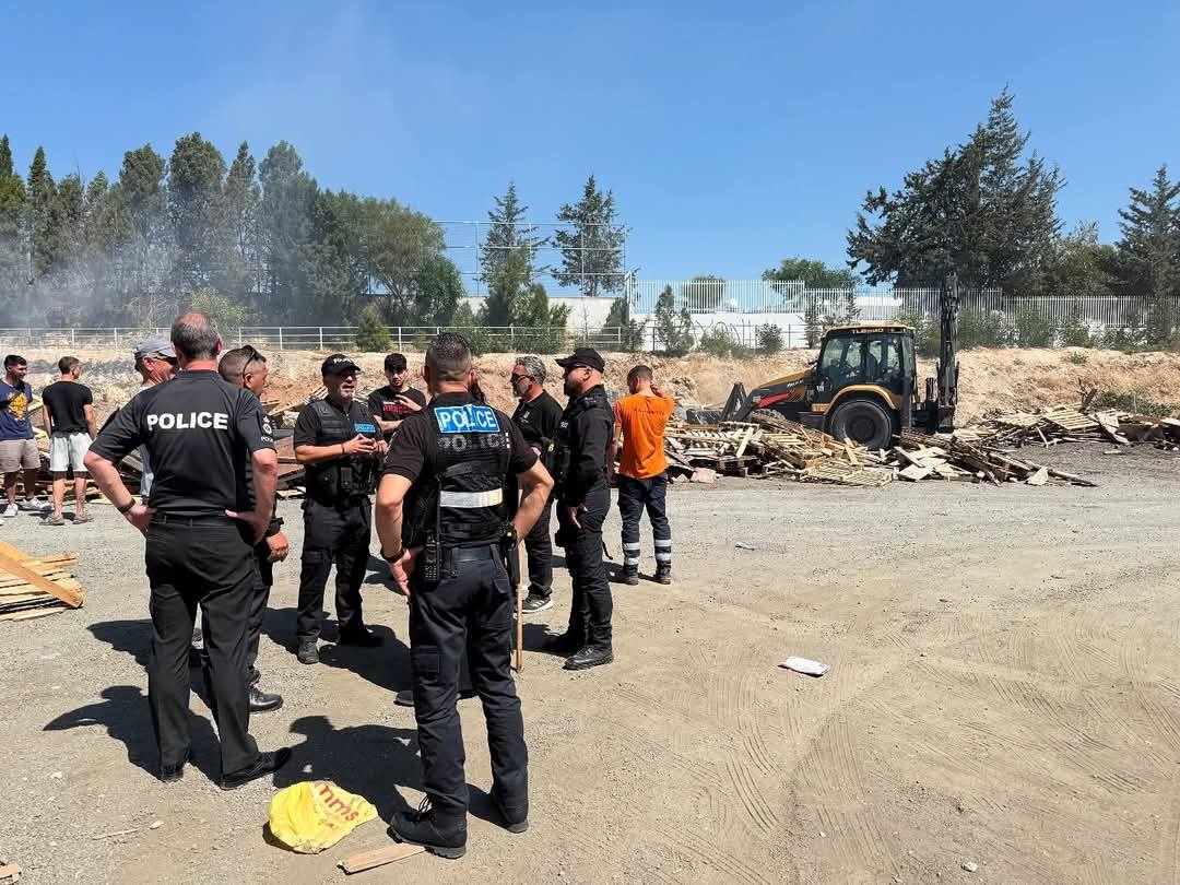 image Six arrested after police attacked with firecrackers