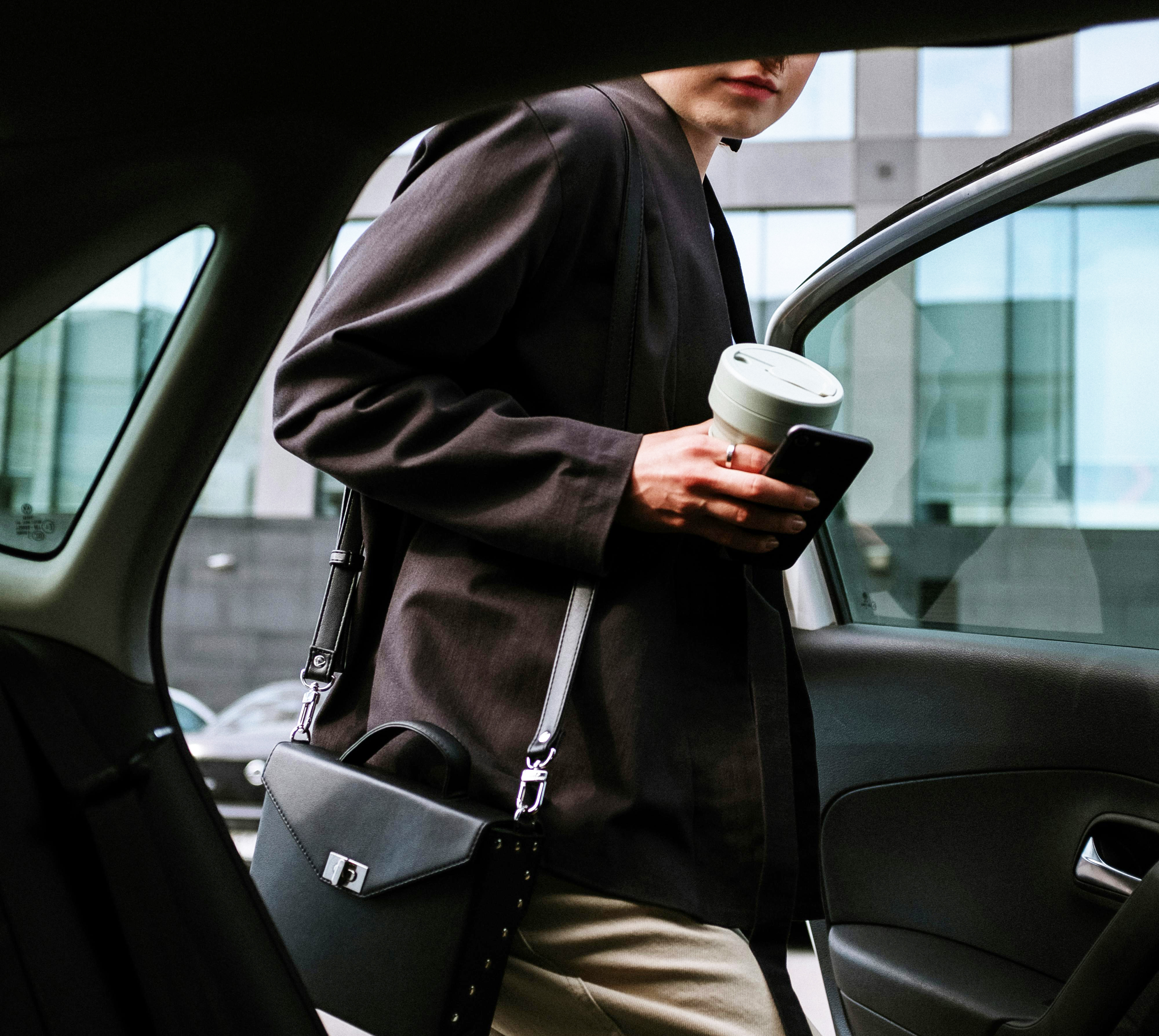 image ISS vs. aggregator: the real-world case study of GetTransfer