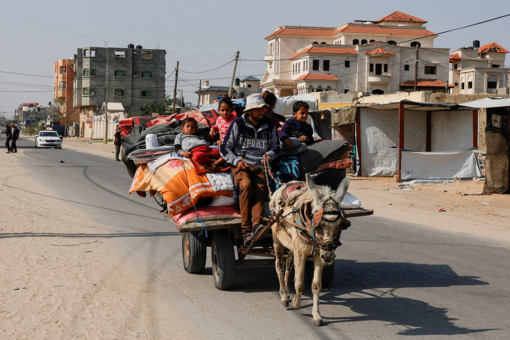image Hundreds of thousands flee as Israel seizes Rafah in new Gaza &#8216;security zone&#8217;