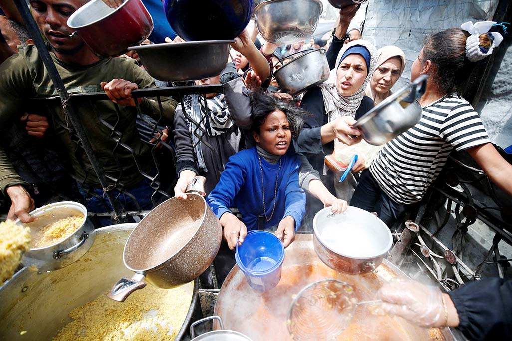 image Dozens of Gaza communal kitchens shut as supply runs out, worsening hunger