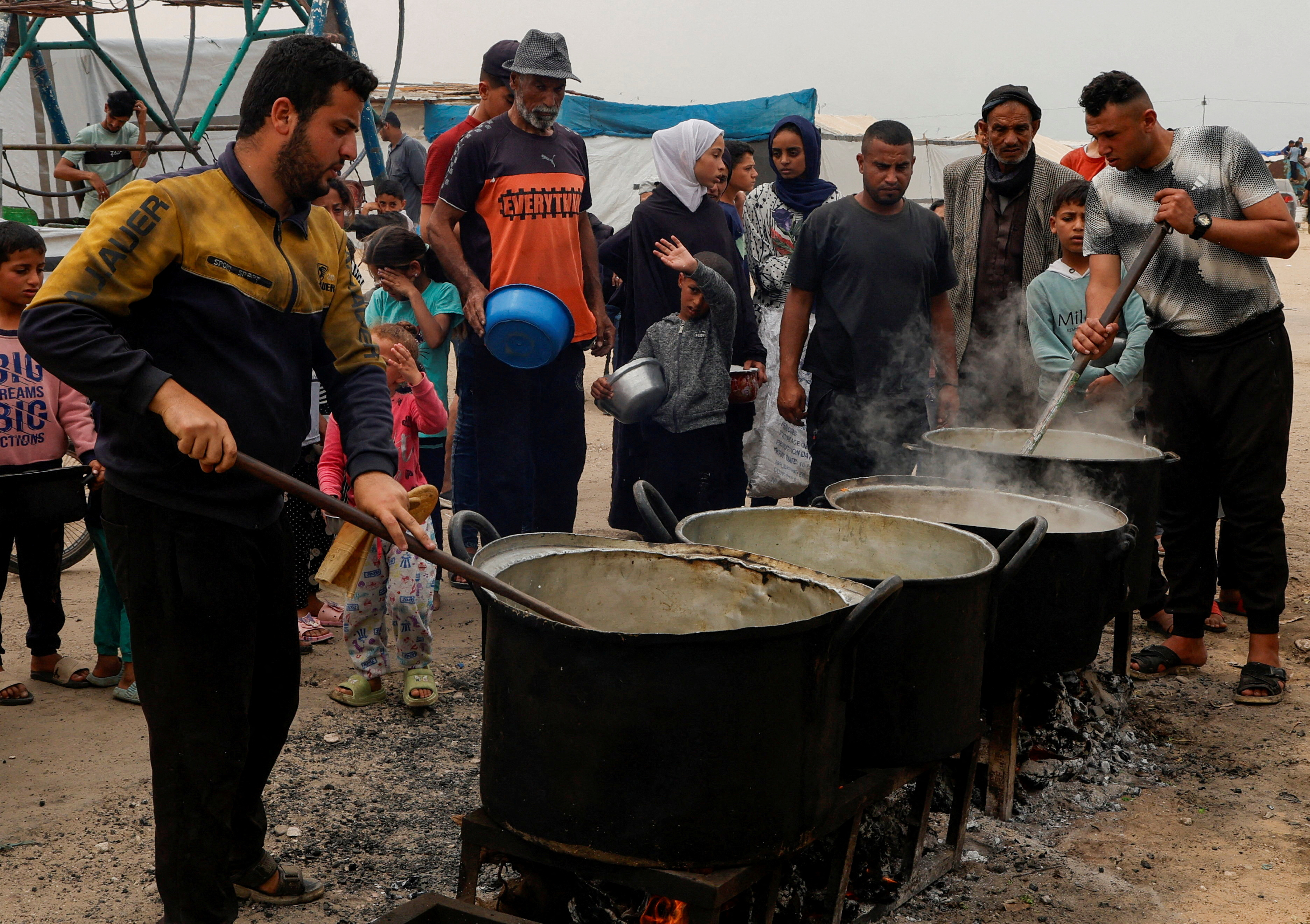 image Looting of Gaza stores signals worsening hunger crisis