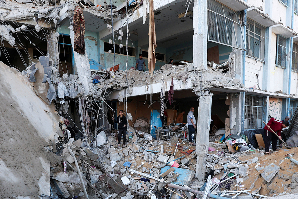 image Israeli strikes on school housing displaced and on market kill 48 in Gaza