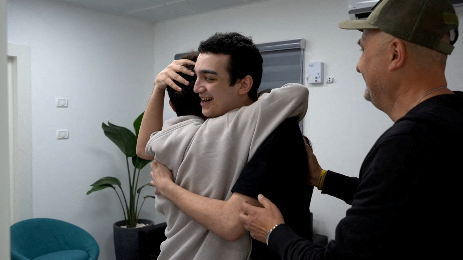 image Freed Israeli-American hostage leaves Gaza, Israel says no ceasefire