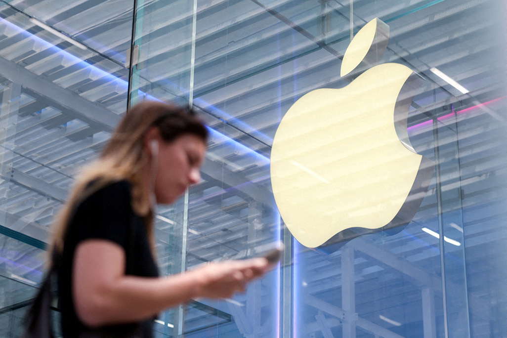 image Trump re-escalates trade threats, aiming at Apple, EU
