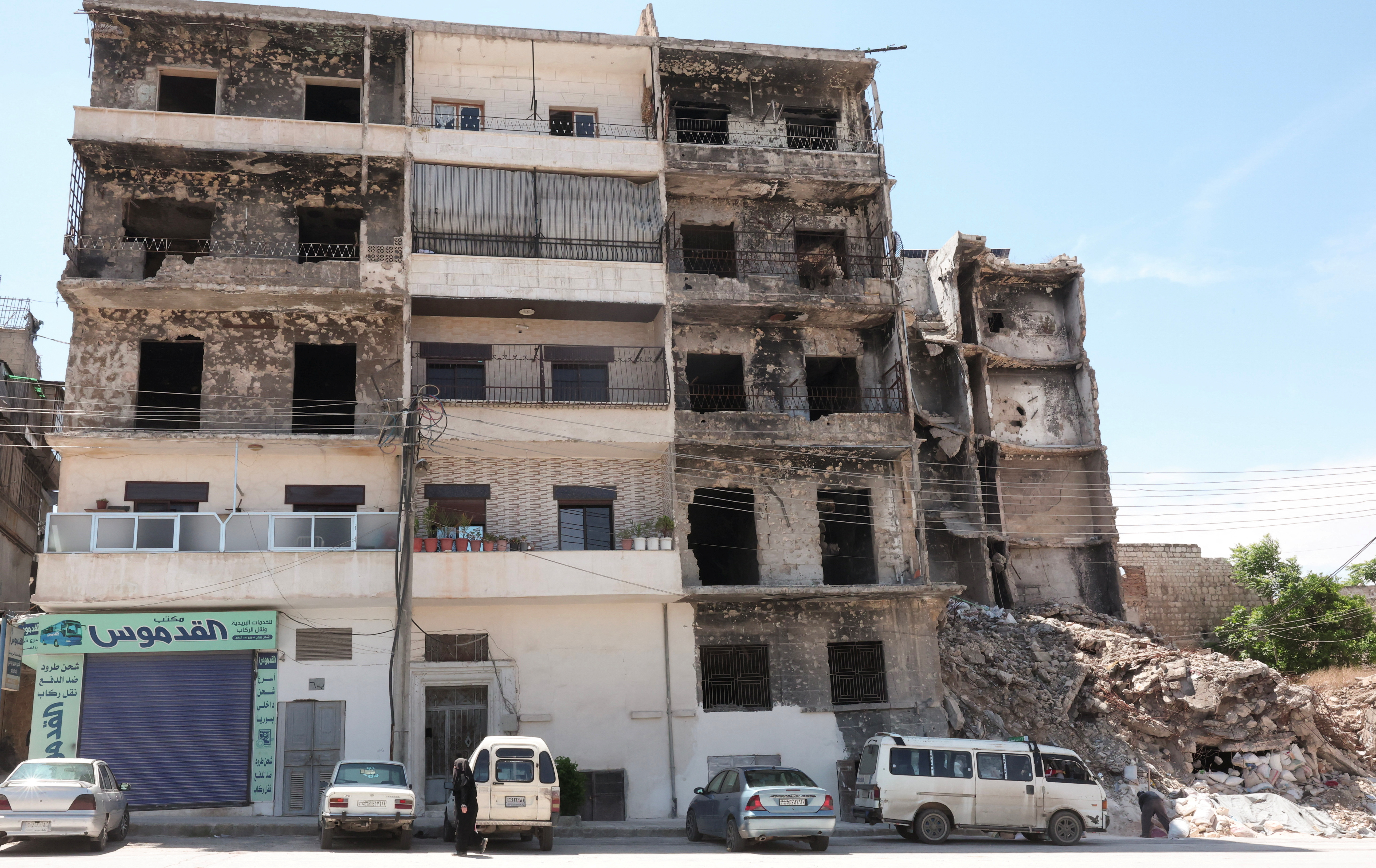 image Syrian government forces raid Islamic State hideouts in Aleppo