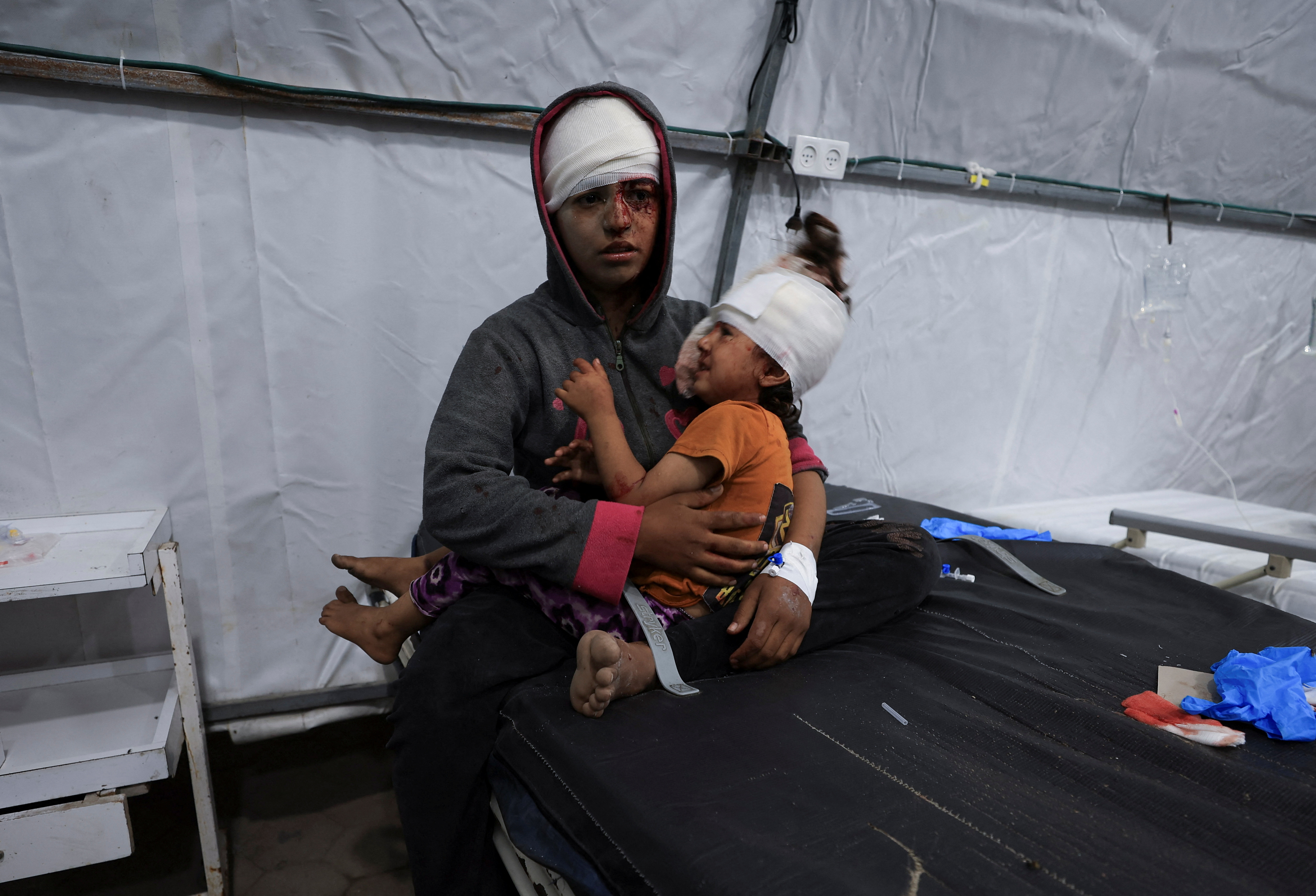 image Israeli strike kills 20 in Gaza school housing displaced people, health authorities say