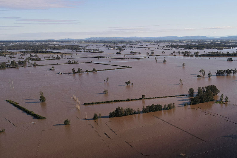 cover Australia begins clean-up after floods kill 5, damage 10,000 properties