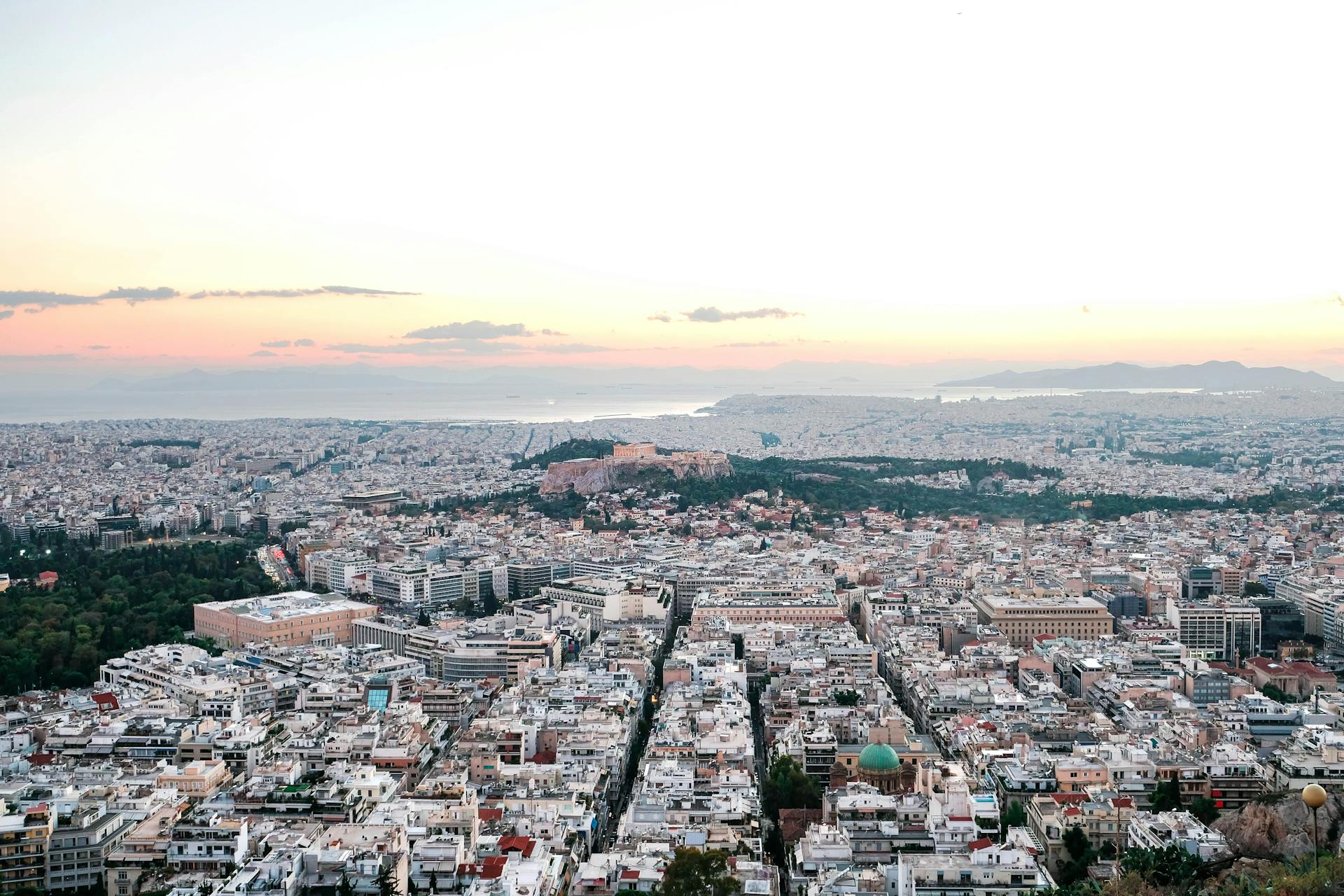 cover One in four Greeks hide savings accounts from their partner, survey finds
