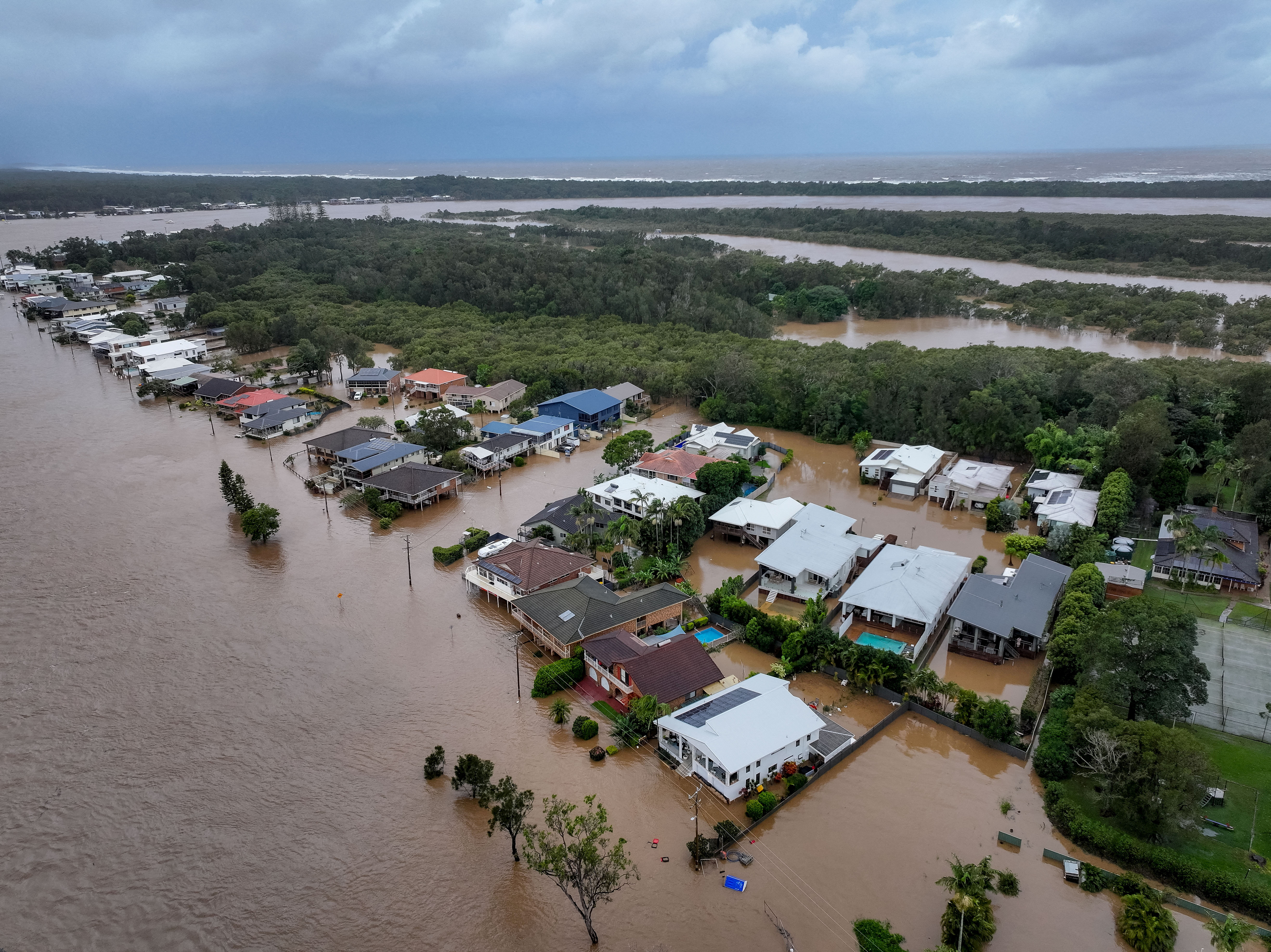 cover Three dead, thousands stranded in Australia’s Southeast flood disaster (V)