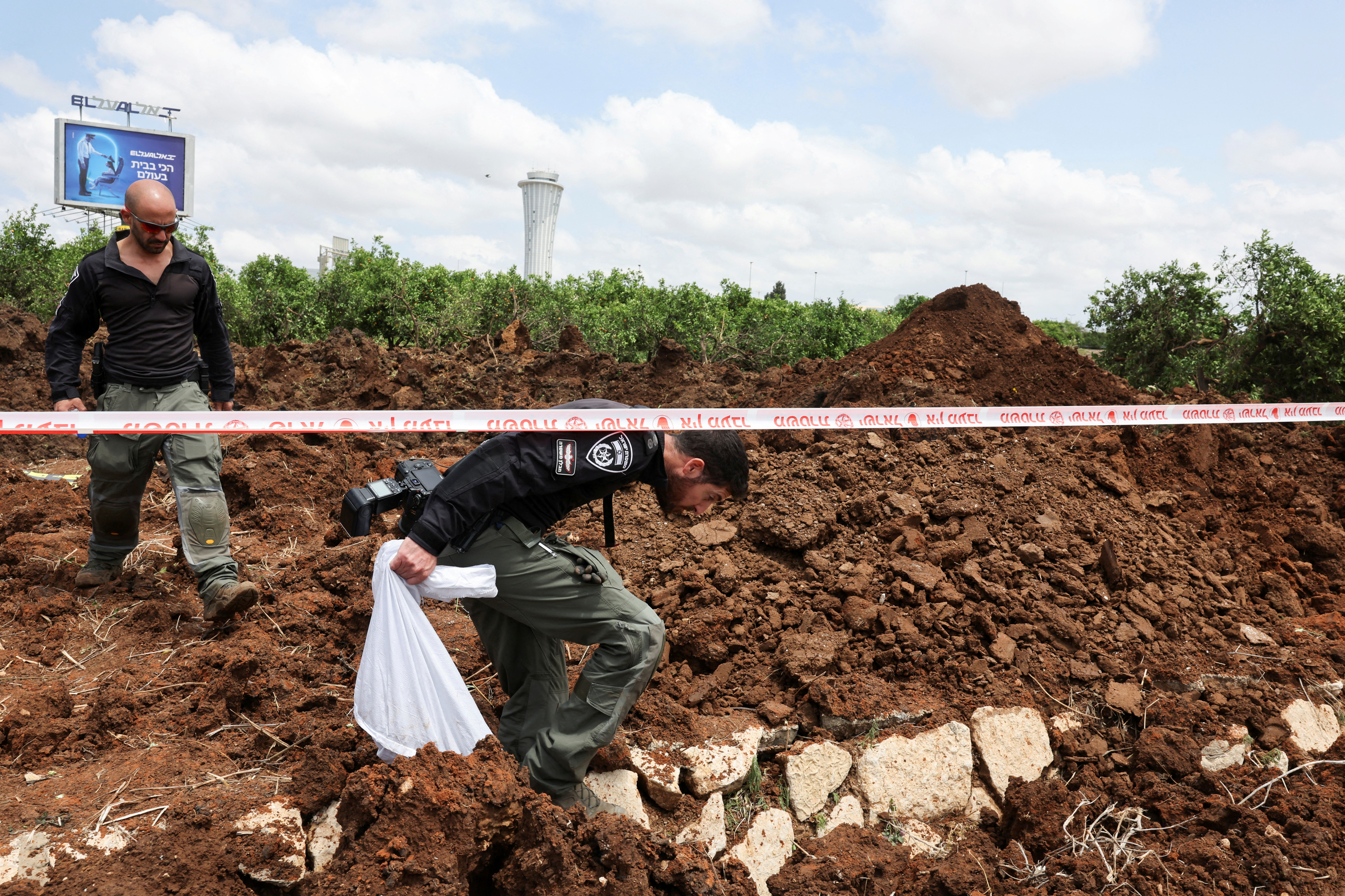 image Flights again halted to Israel after Houthi missile lands near airport