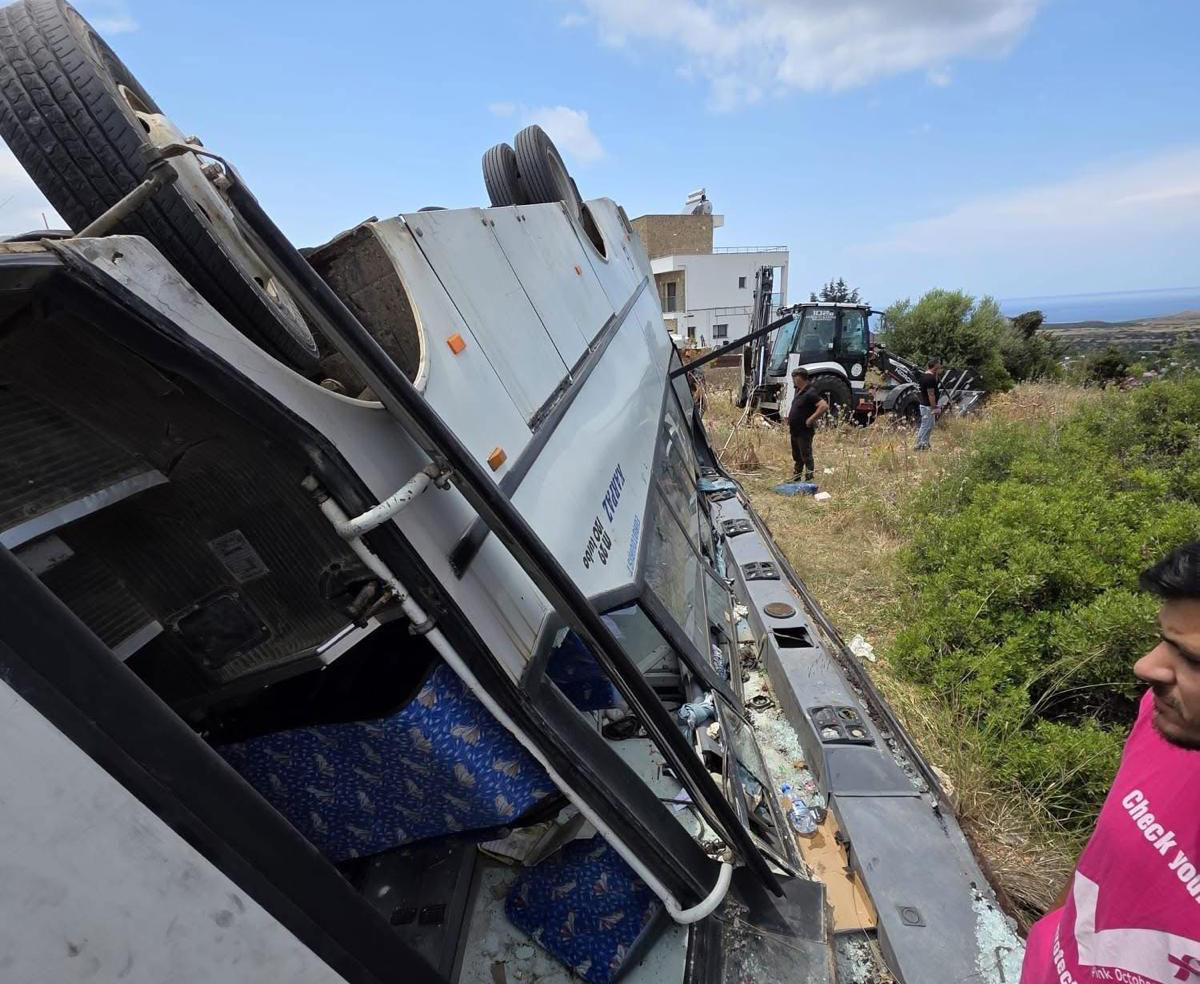 image Parents furious after school bus overturns in Yialousa – 29 hospitalised