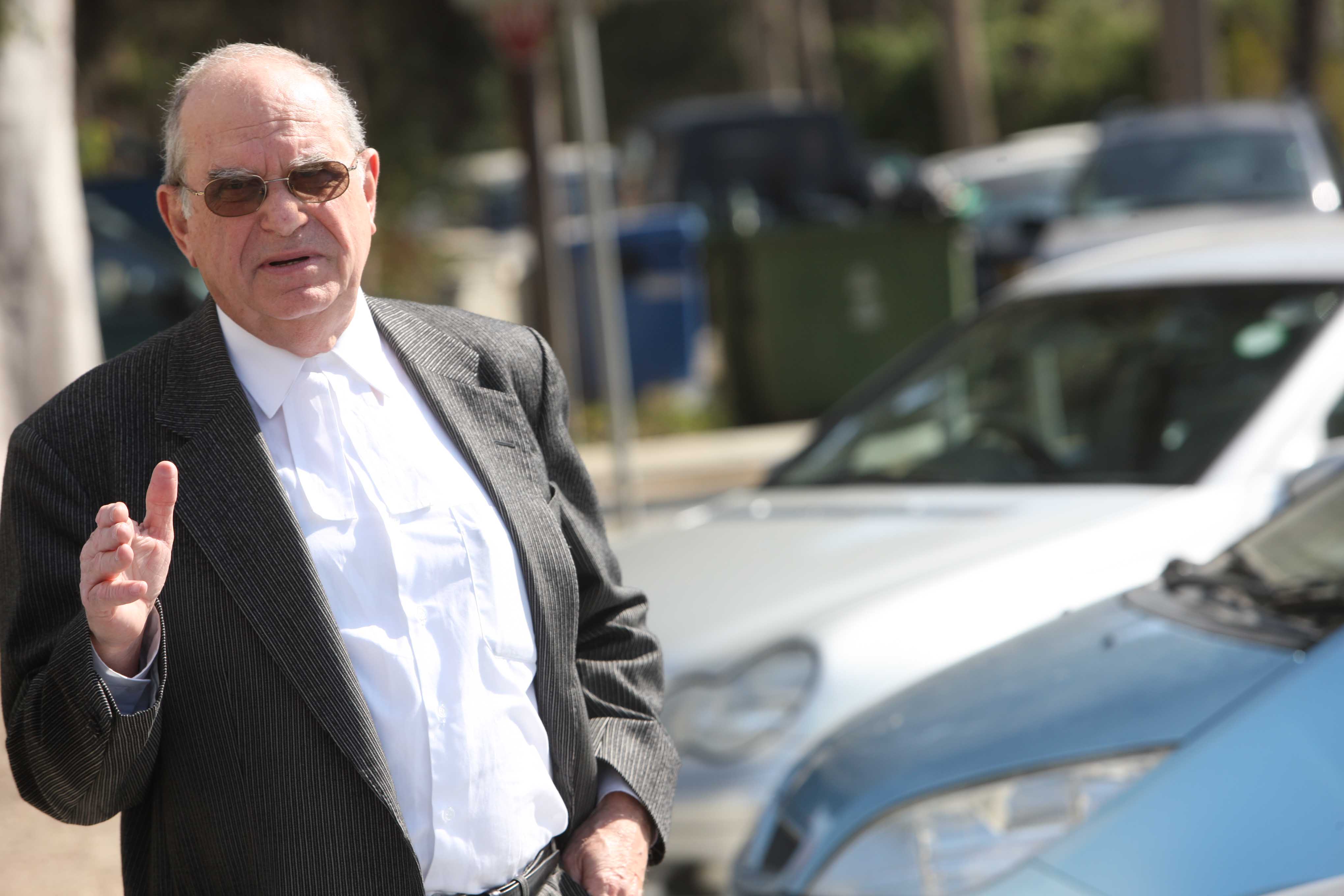 image Former judge gives up attempt to sue after phone loss