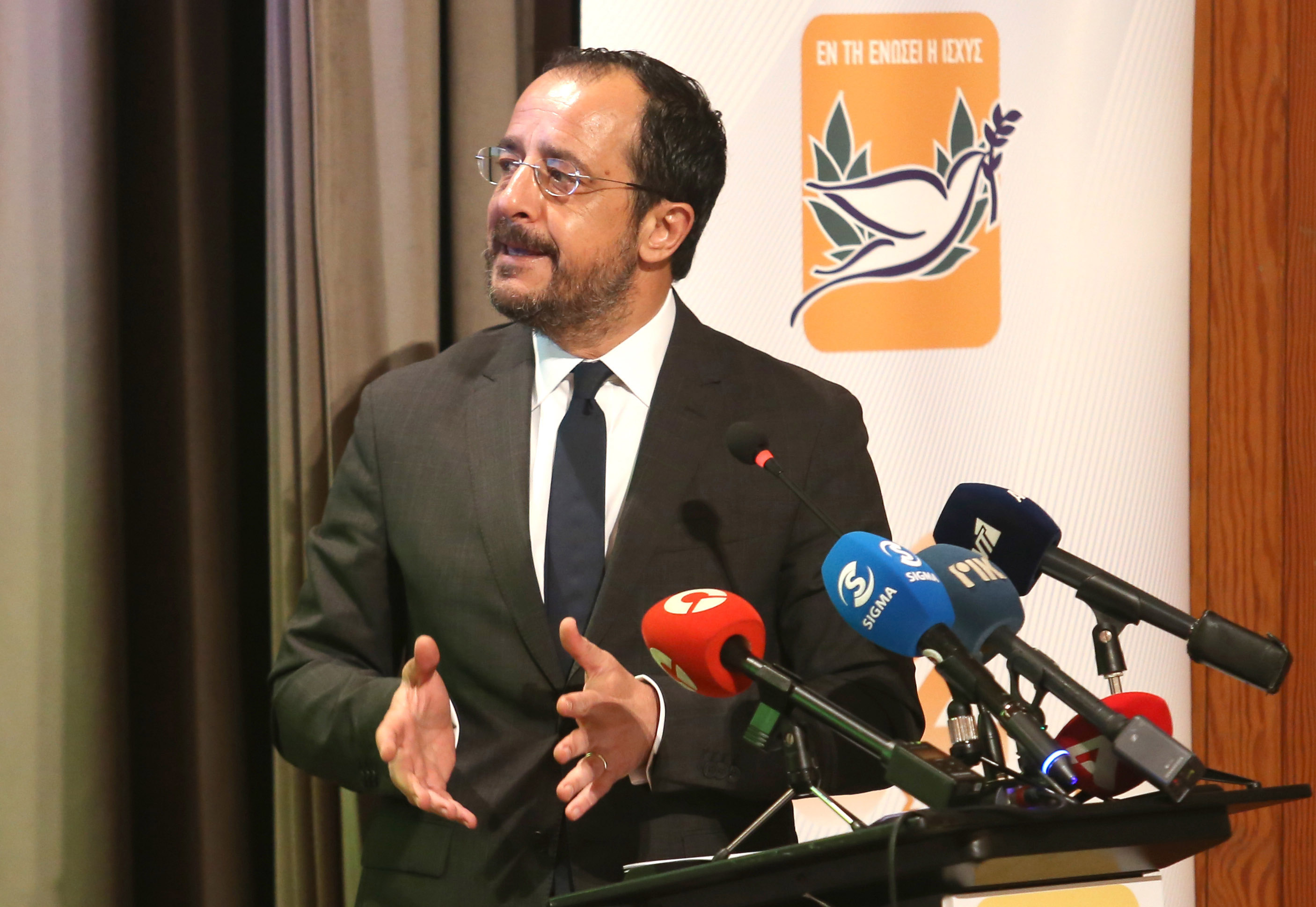 image President acknowledges civil service’s bad press, focuses on positive