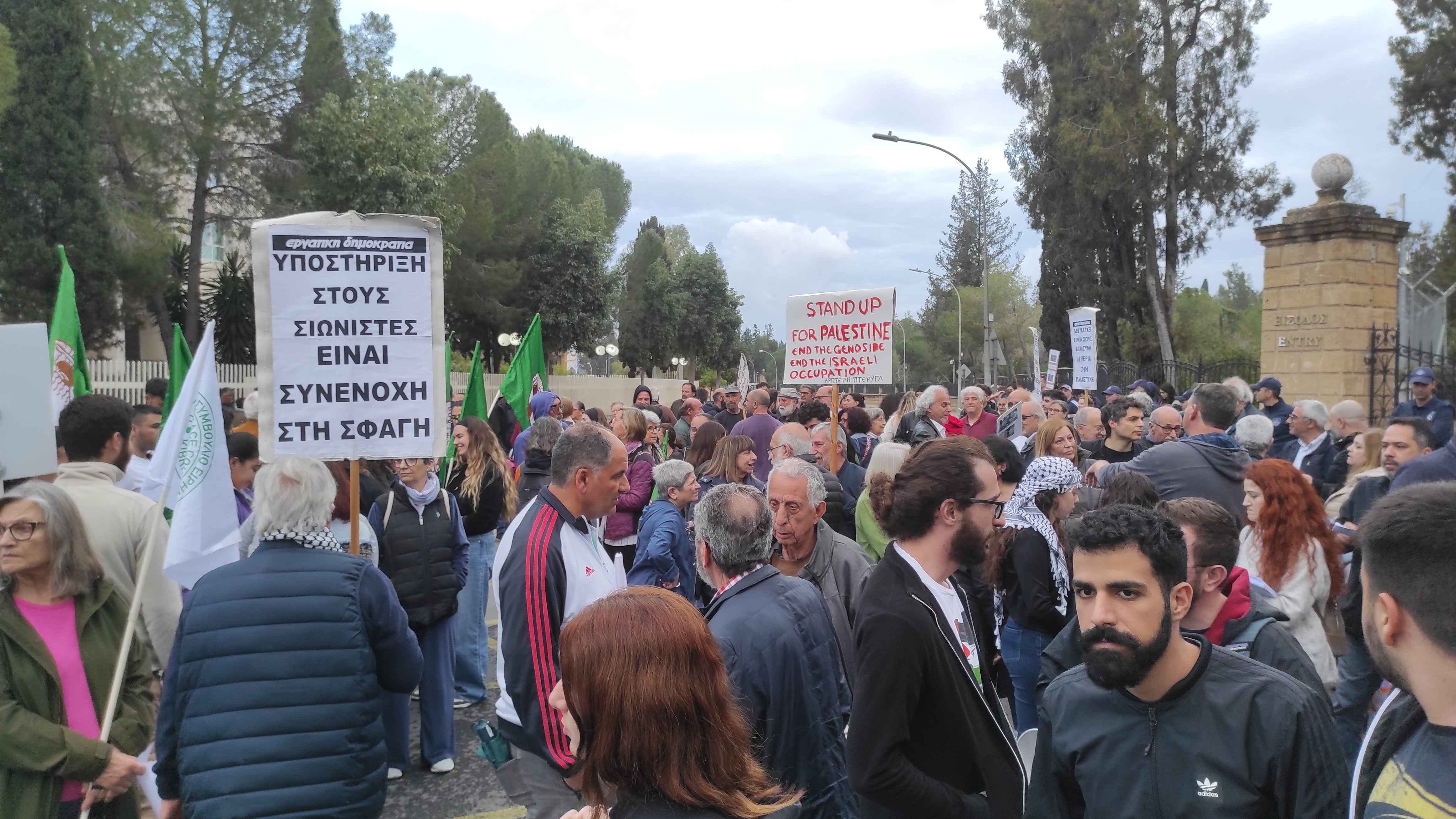 image Protesters deplore president’s trip to Israel