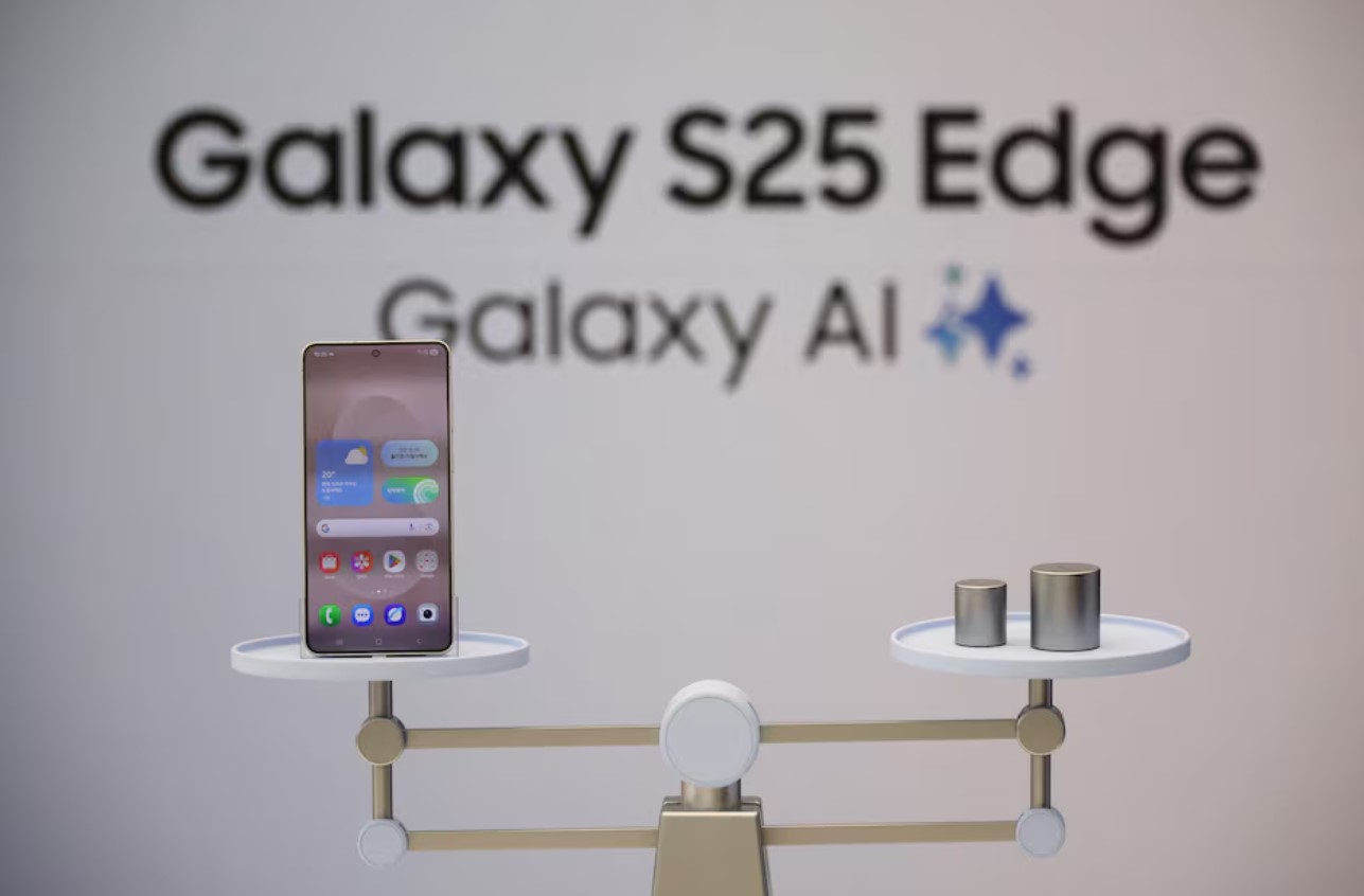 image Samsung launches slimmest smartphone as races against rival Apple