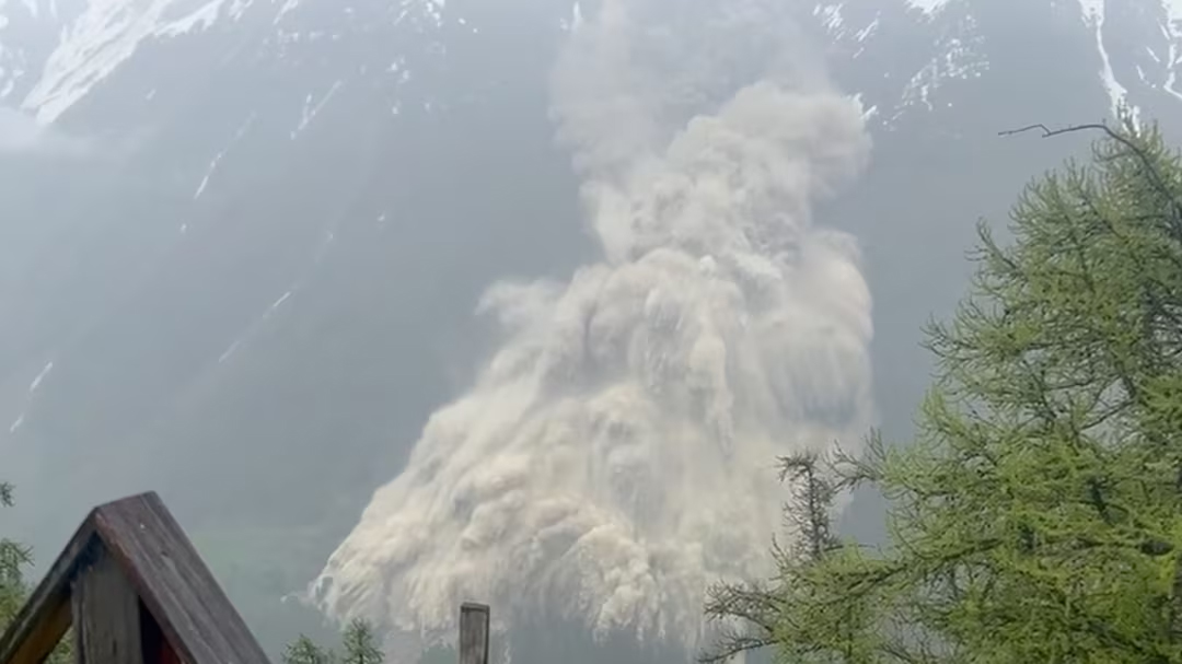 image Army searches for missing man after glacier debris buries Swiss village