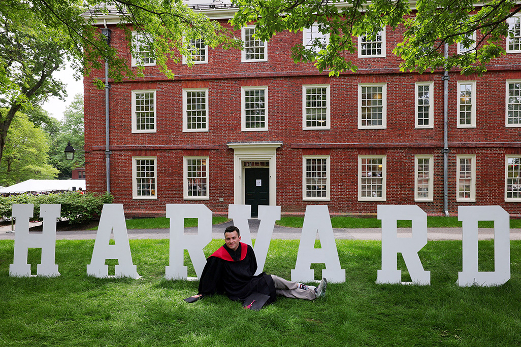 image Trump suspends entry of international students studying at Harvard
