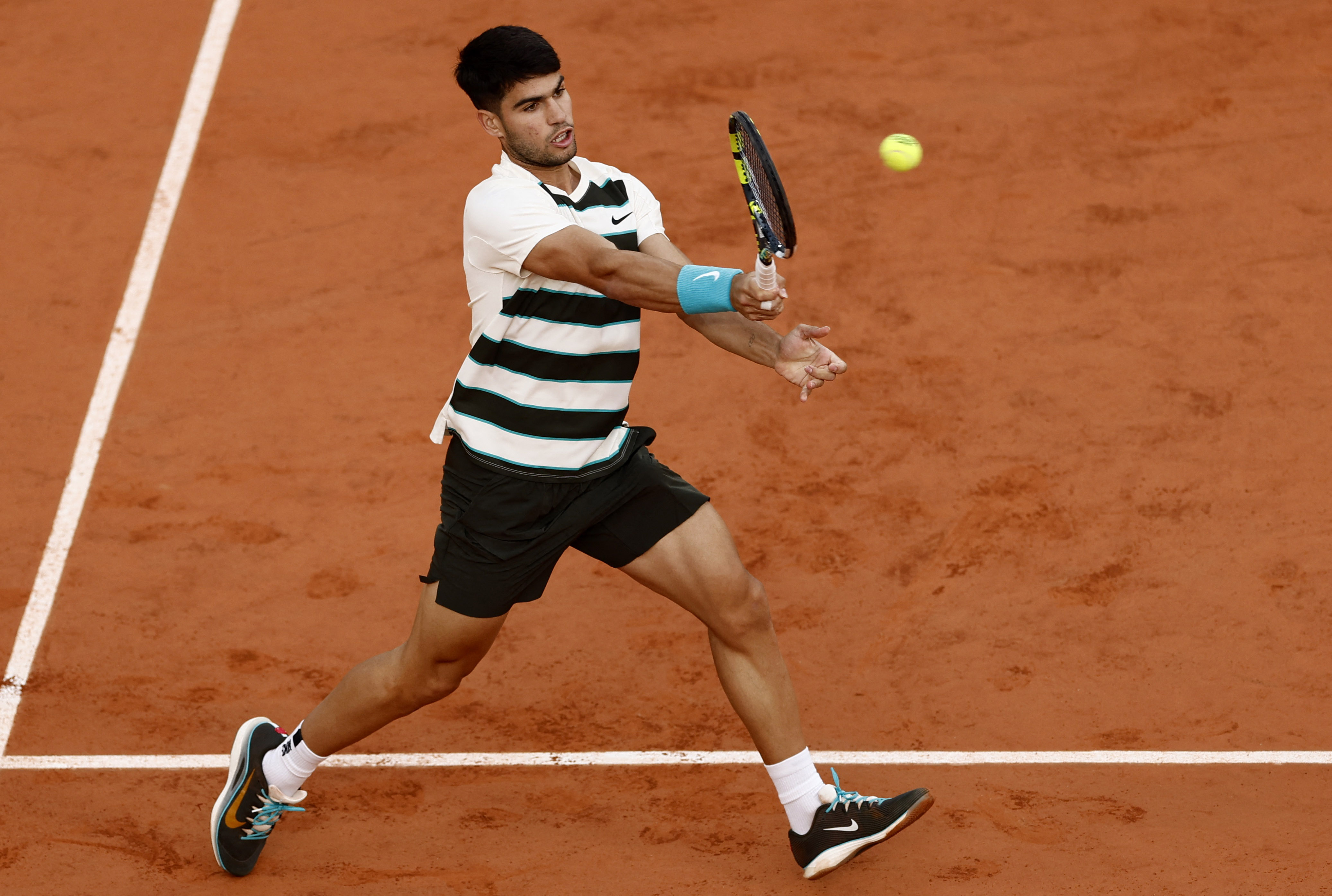 cover Alcaraz bludgeons Paul to reach French Open semis, Swiatek to face Sabalenka