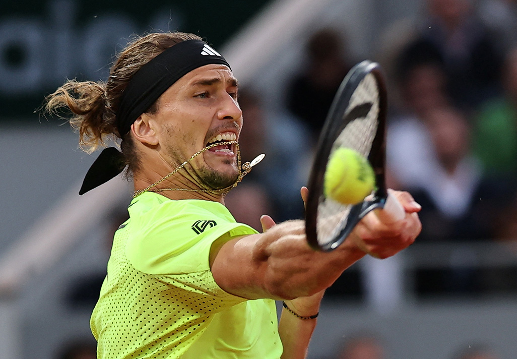 cover Zverev eases into Halle second round after coming to aid of injured spectator