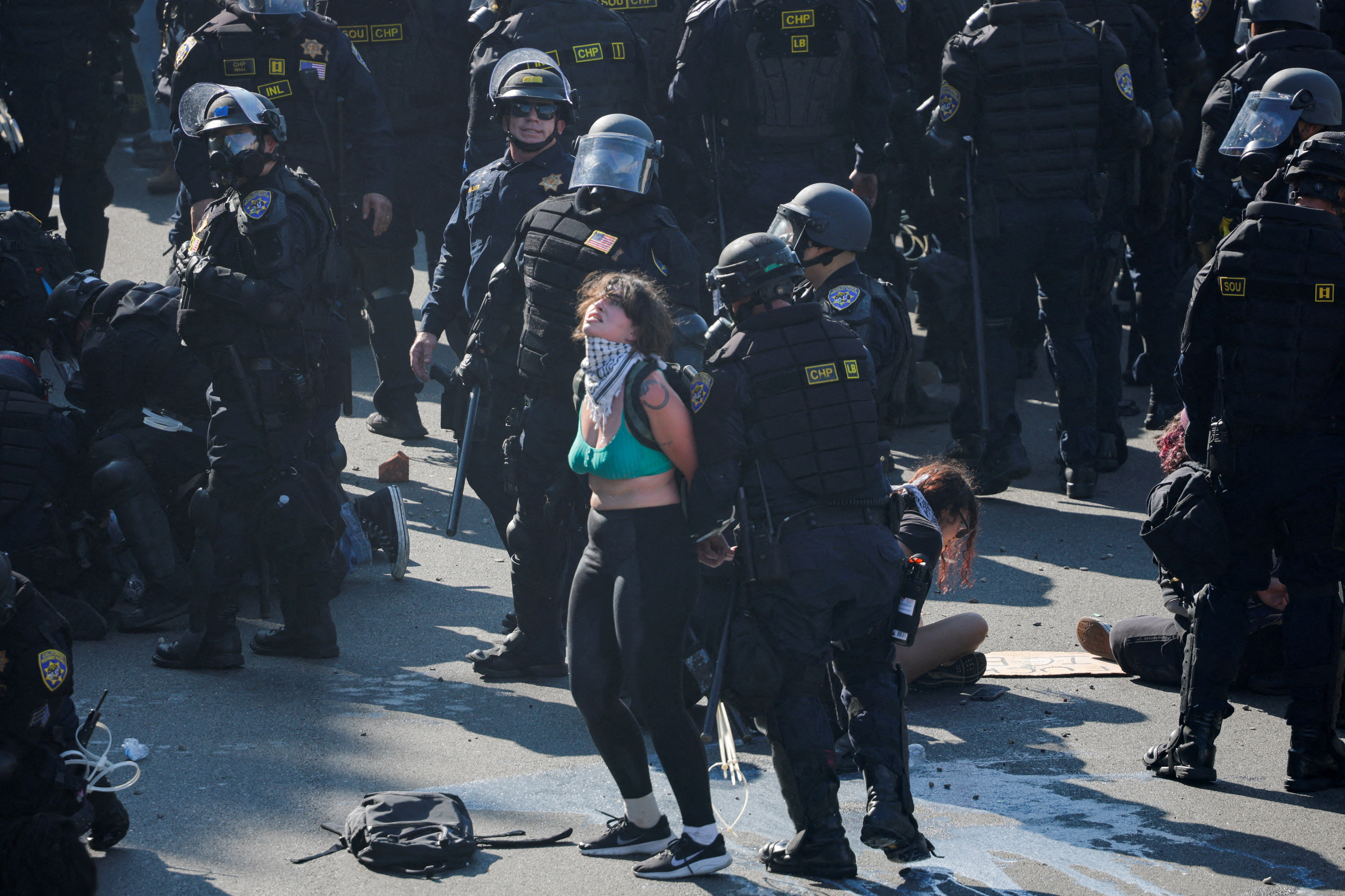 image Police crack down on LA protests against Trump immigration policy
