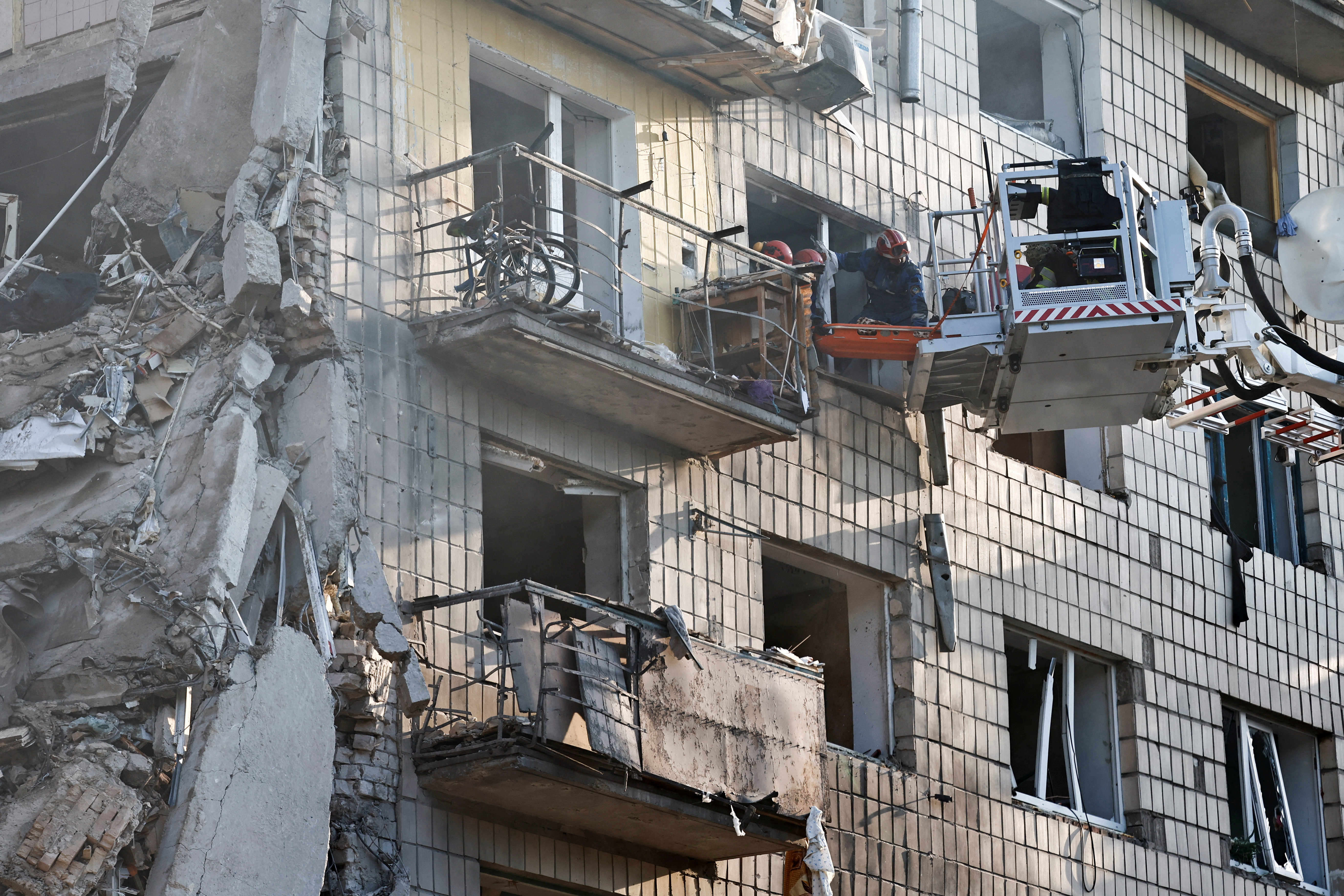 cover Russia attacks Kyiv with waves of drones, missiles