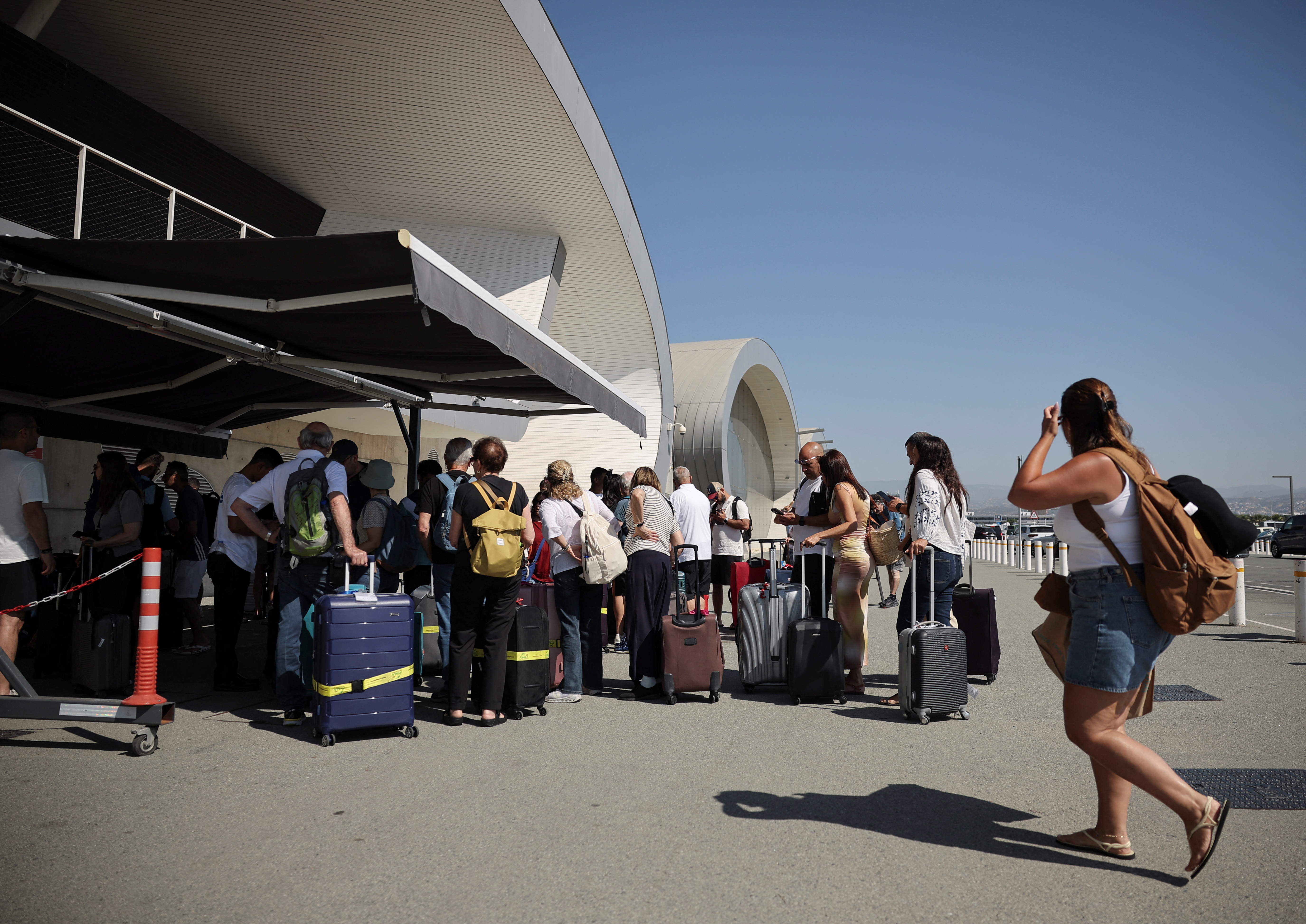 cover Israelis continue to travel home from Cyprus, 2,500 on Thursday